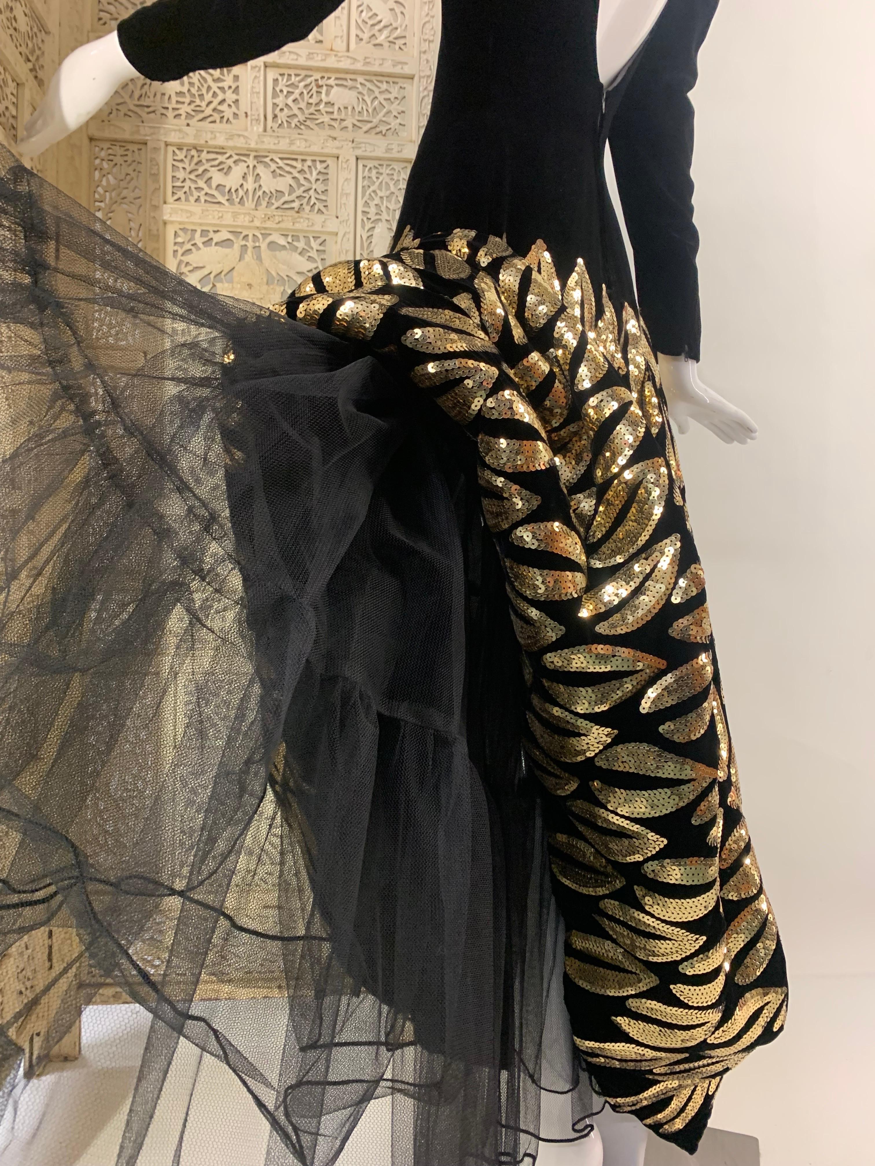 1980 Murray Arbeid - London Robe en velours noir avec feuilles et crinoline en paillettes d'or en vente 8