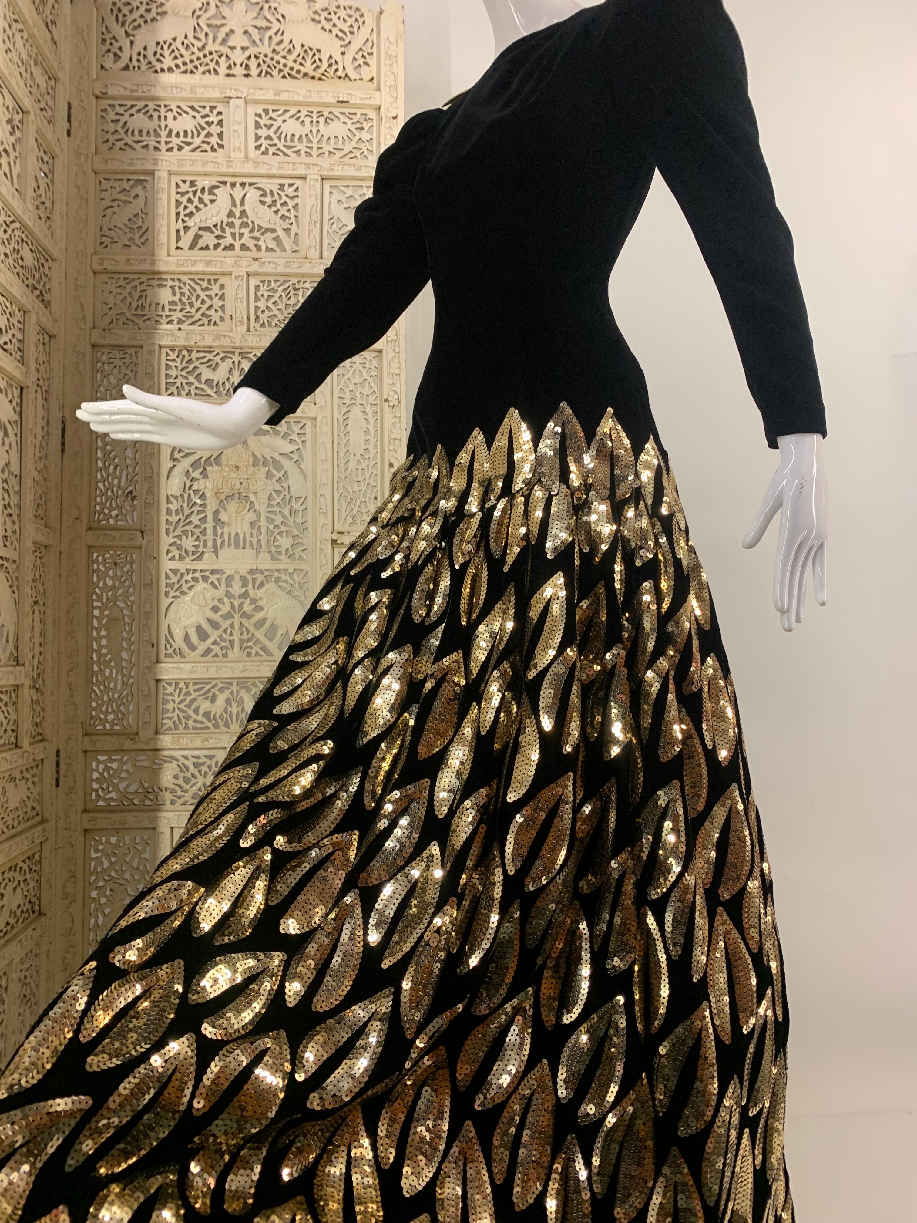1980 Murray Arbeid - London Robe en velours noir avec feuilles et crinoline en paillettes d'or en vente 11