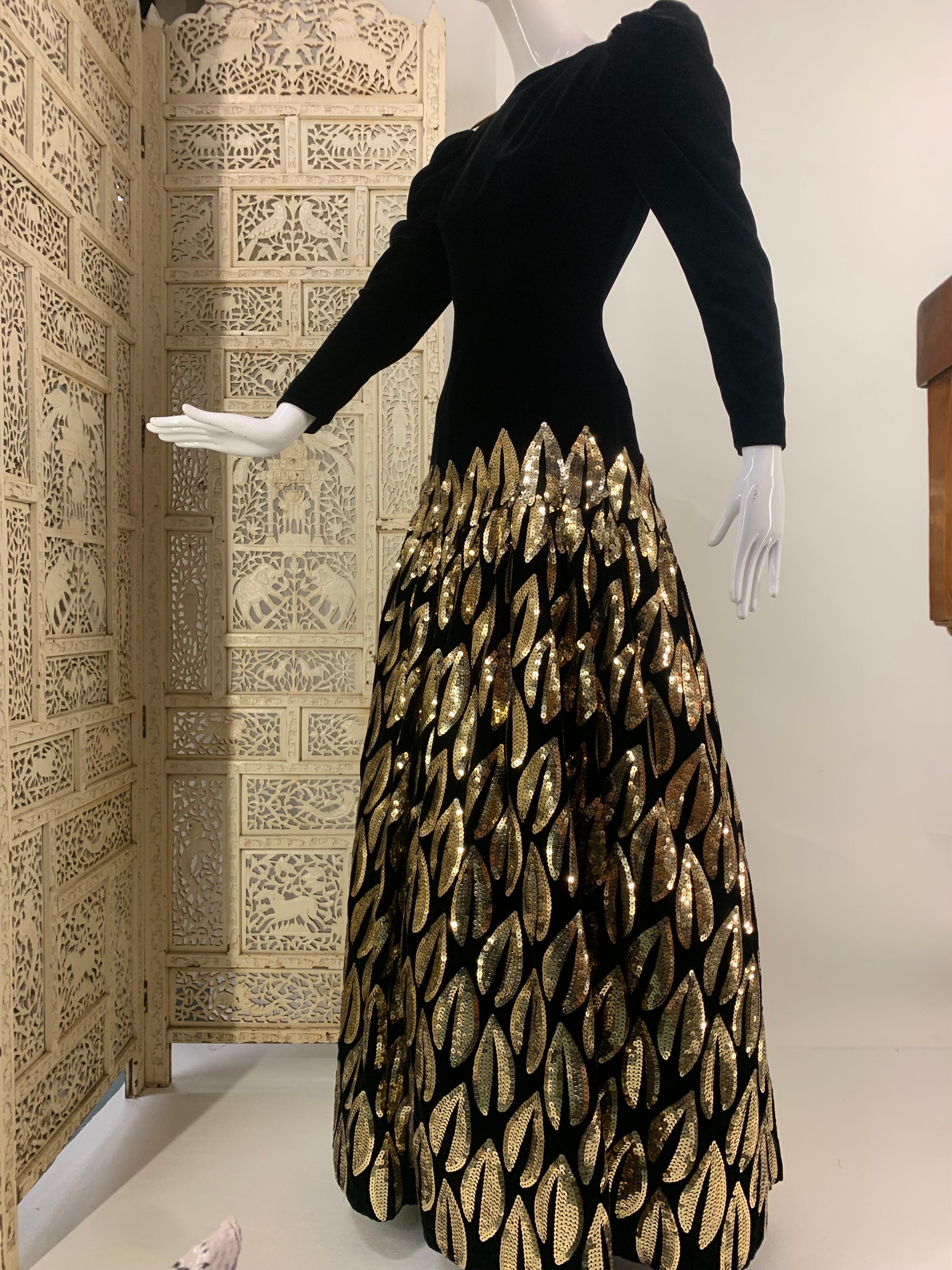 1980 Murray Arbeid - London Robe en velours noir avec feuilles et crinoline en paillettes d'or : Dos en V profond avec épaules bouffantes et manches fuselées fermées par une fermeture à glissière. Robe de bal à jupe complète avec un motif de