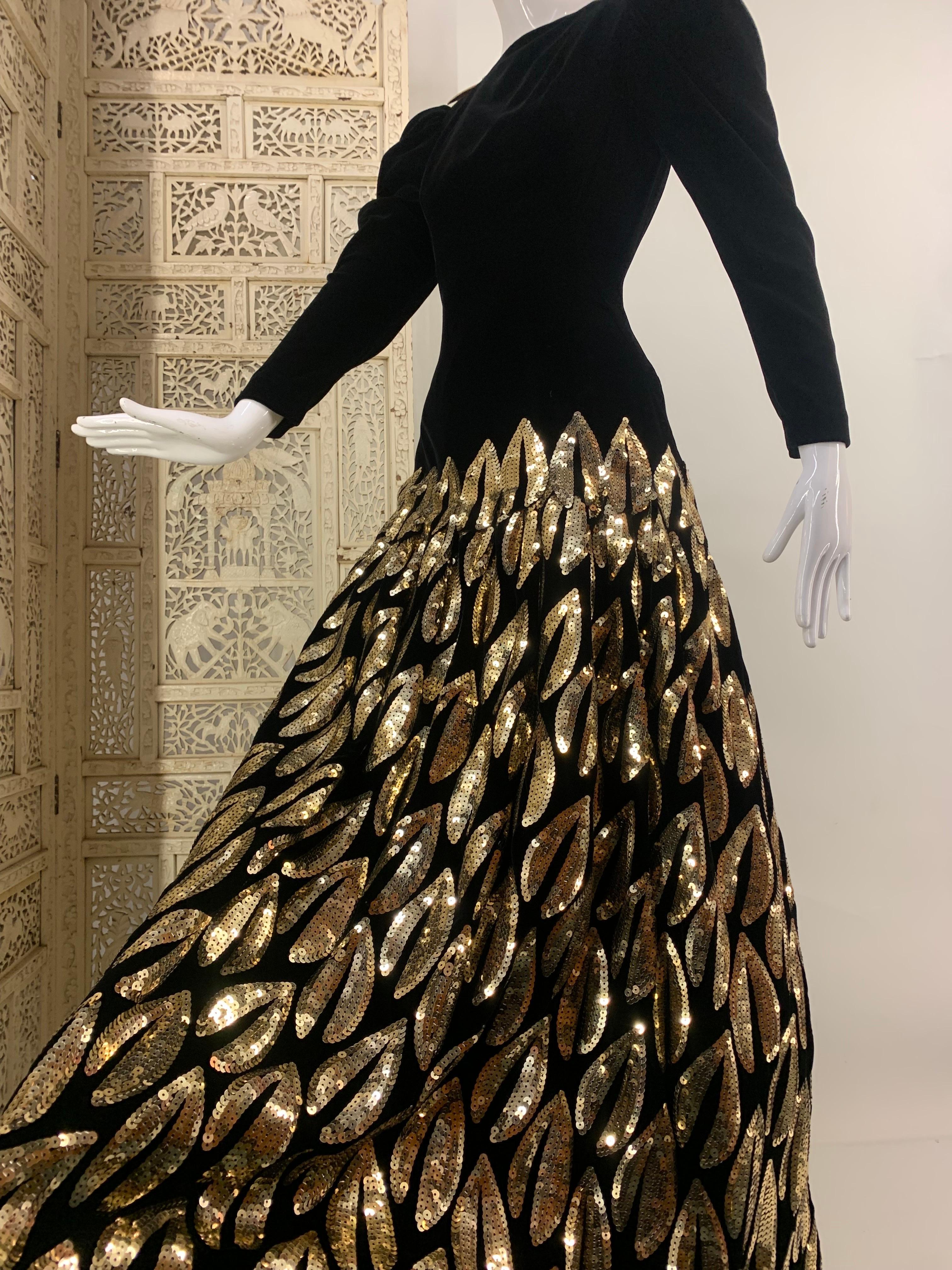 1980 Murray Arbeid - London Robe en velours noir avec feuilles et crinoline en paillettes d'or Pour femmes en vente