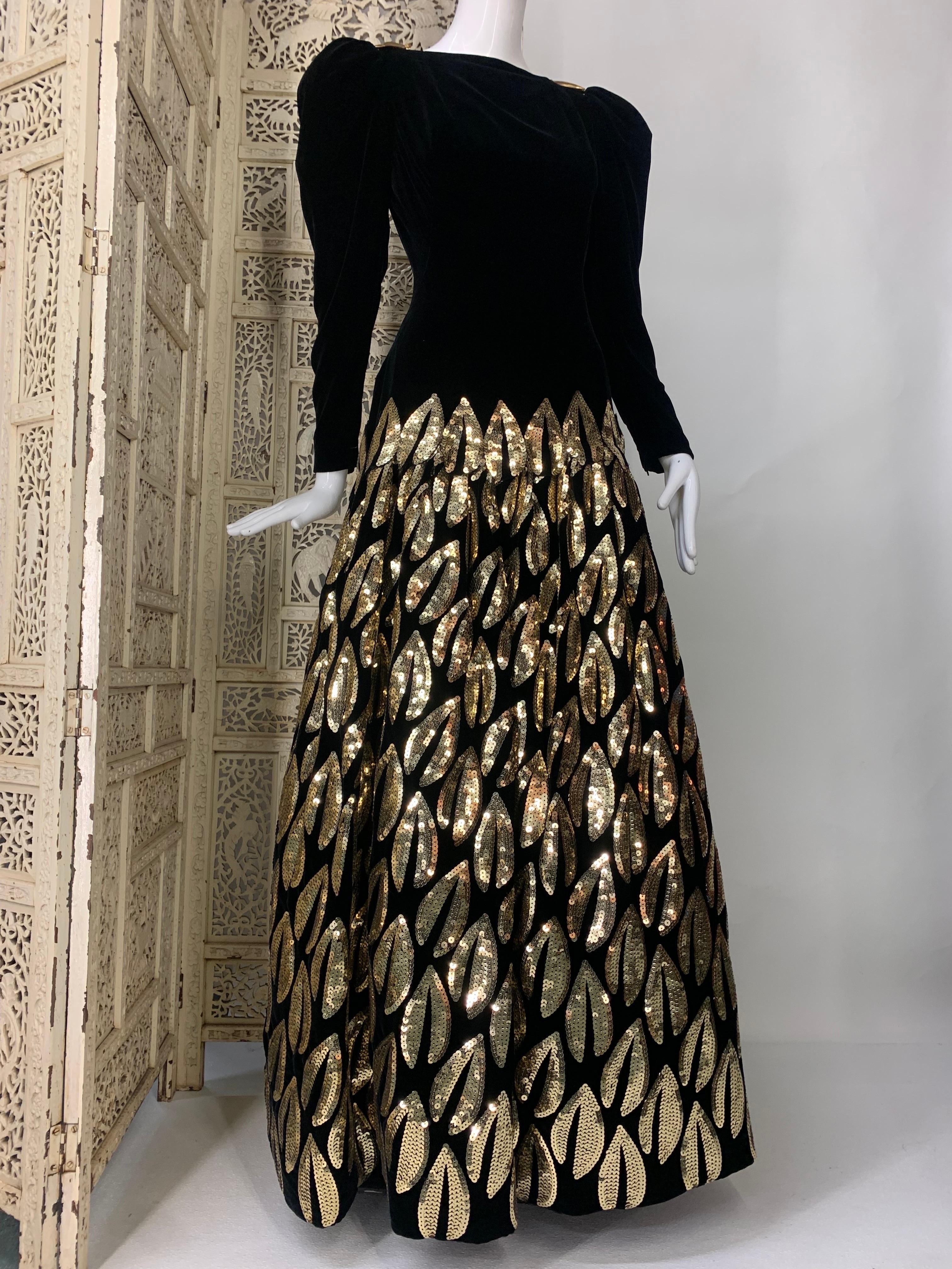 1980 Murray Arbeid - London Robe en velours noir avec feuilles et crinoline en paillettes d'or en vente 2