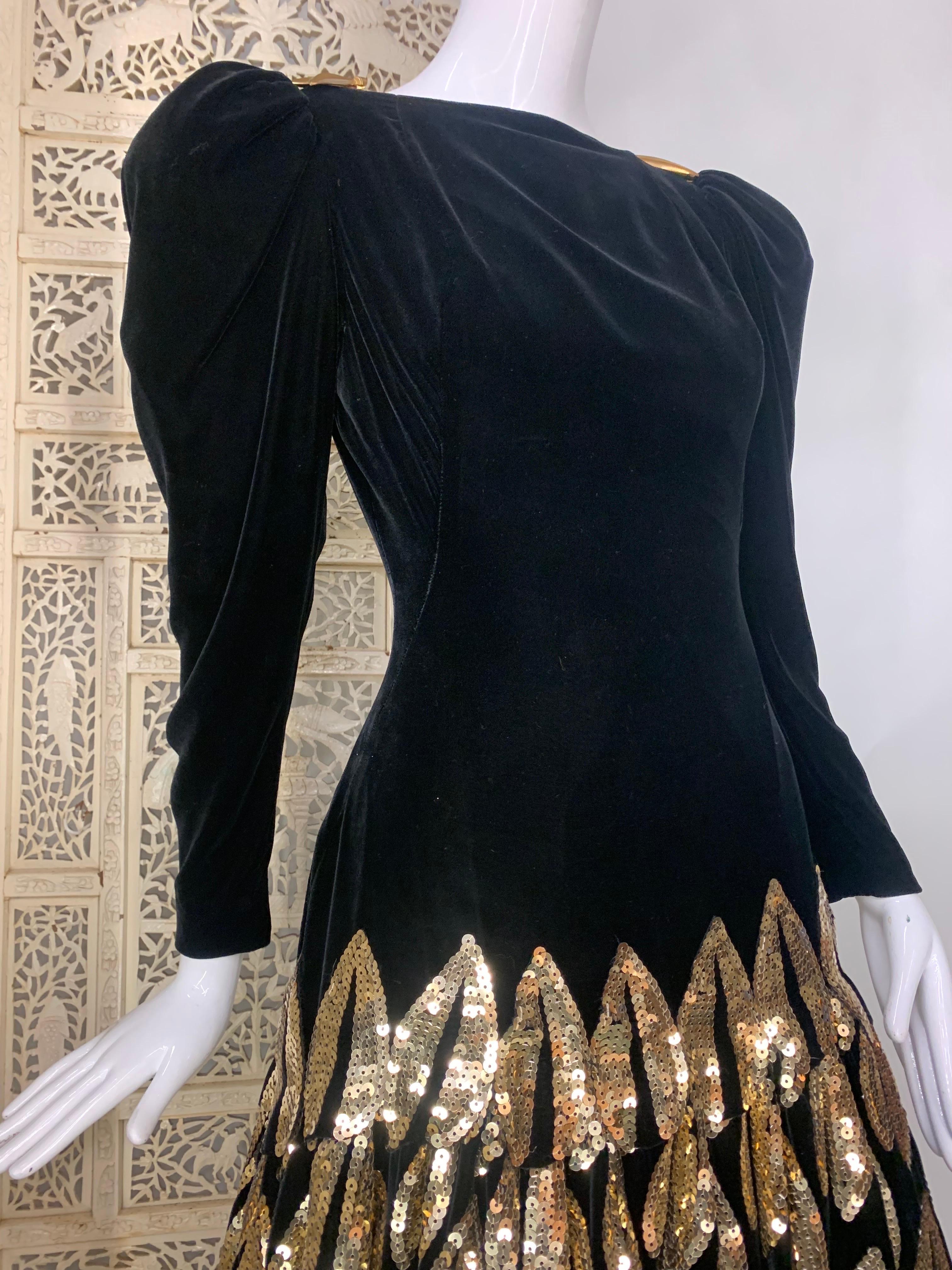 1980 Murray Arbeid - London Robe en velours noir avec feuilles et crinoline en paillettes d'or en vente 5