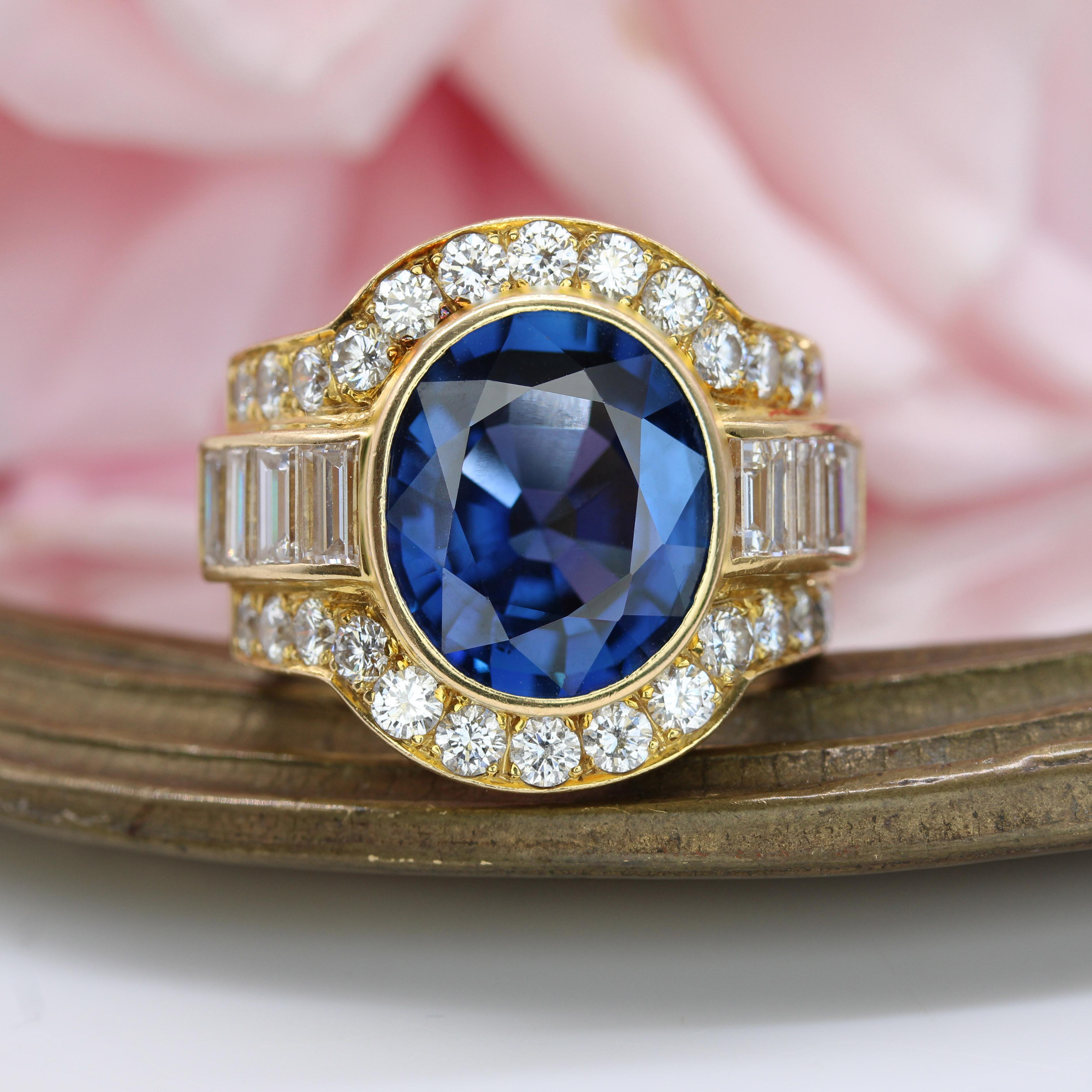 Anillo grande de oro amarillo de 18 quilates con zafiro natural de Camboya de los años 80 Retro en venta