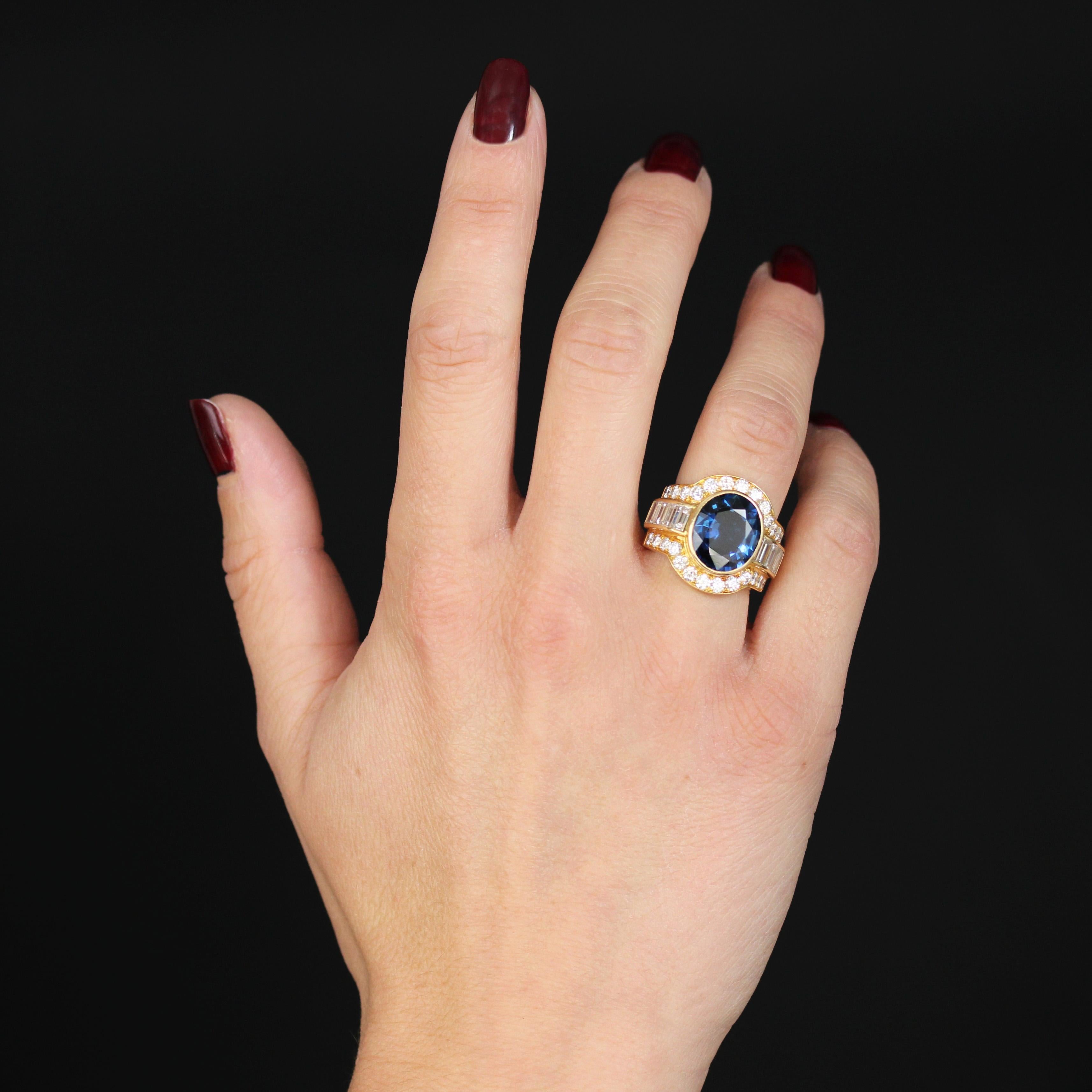 Anillo grande de oro amarillo de 18 quilates con zafiro natural de Camboya de los años 80 Corte oval en venta
