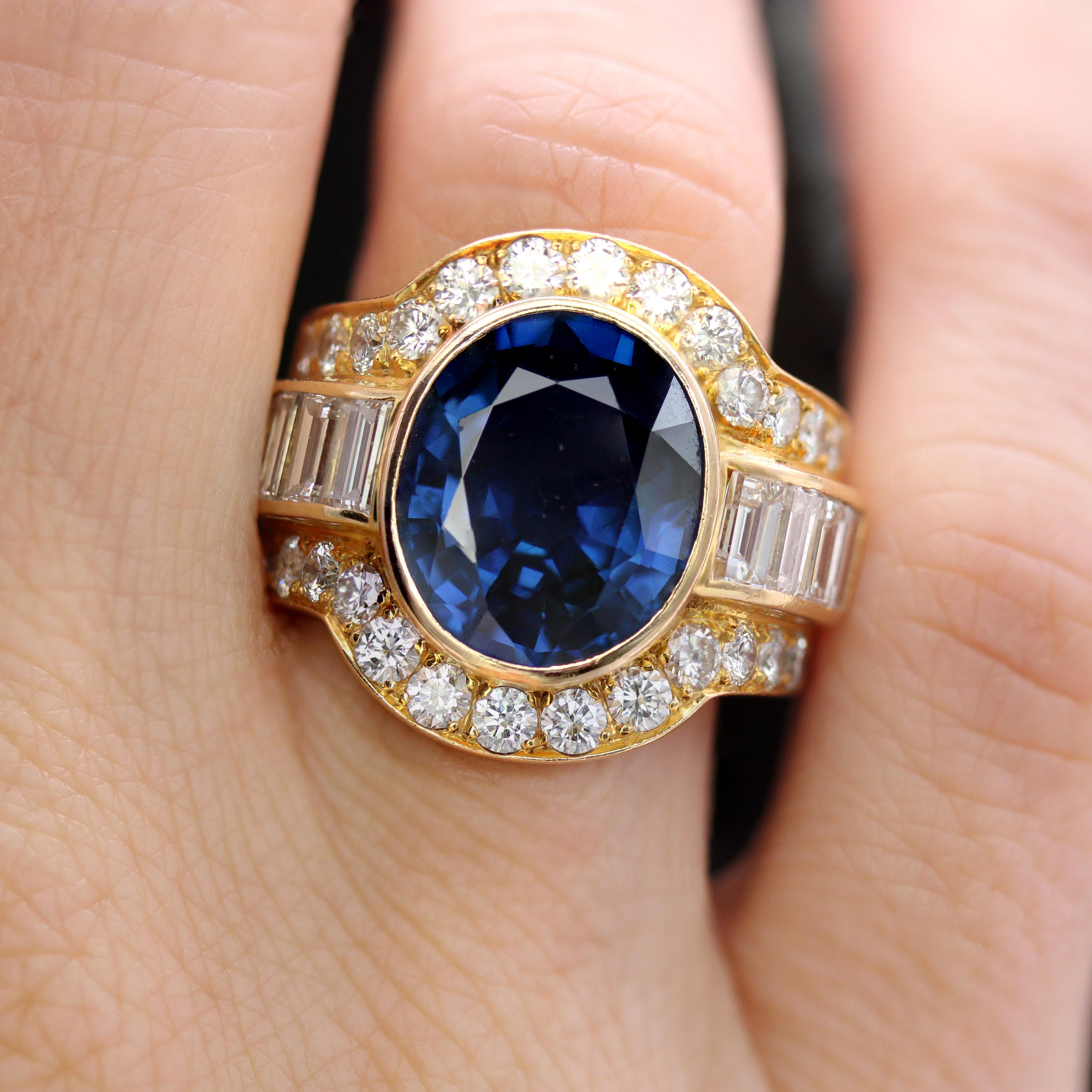 De las mujeres Anillo grande de oro amarillo de 18 quilates con zafiro natural de Camboya de los años 80 en venta