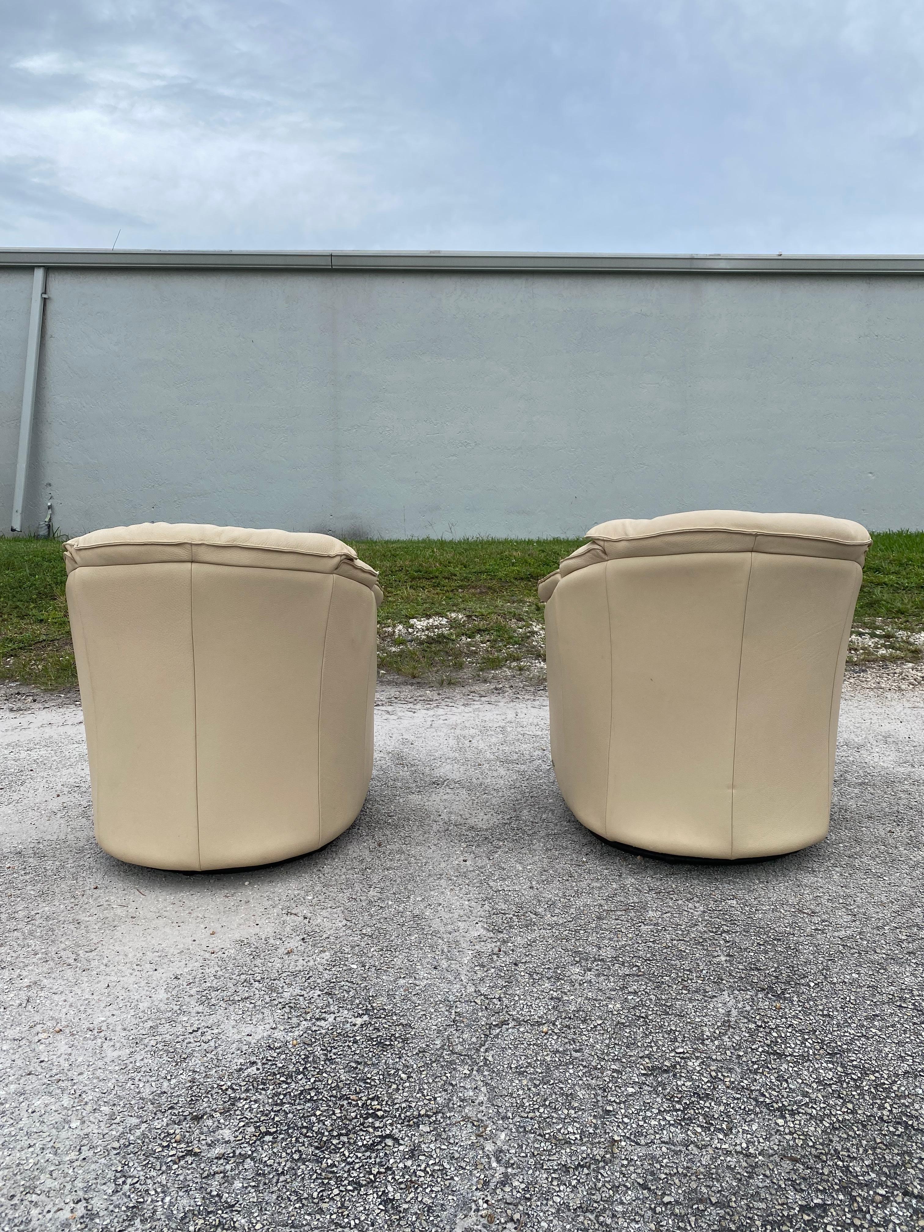 Post-Modern 1980s Natuzzi Beige Leather Barrel Swivel Chairs, Set of 2 For Sale