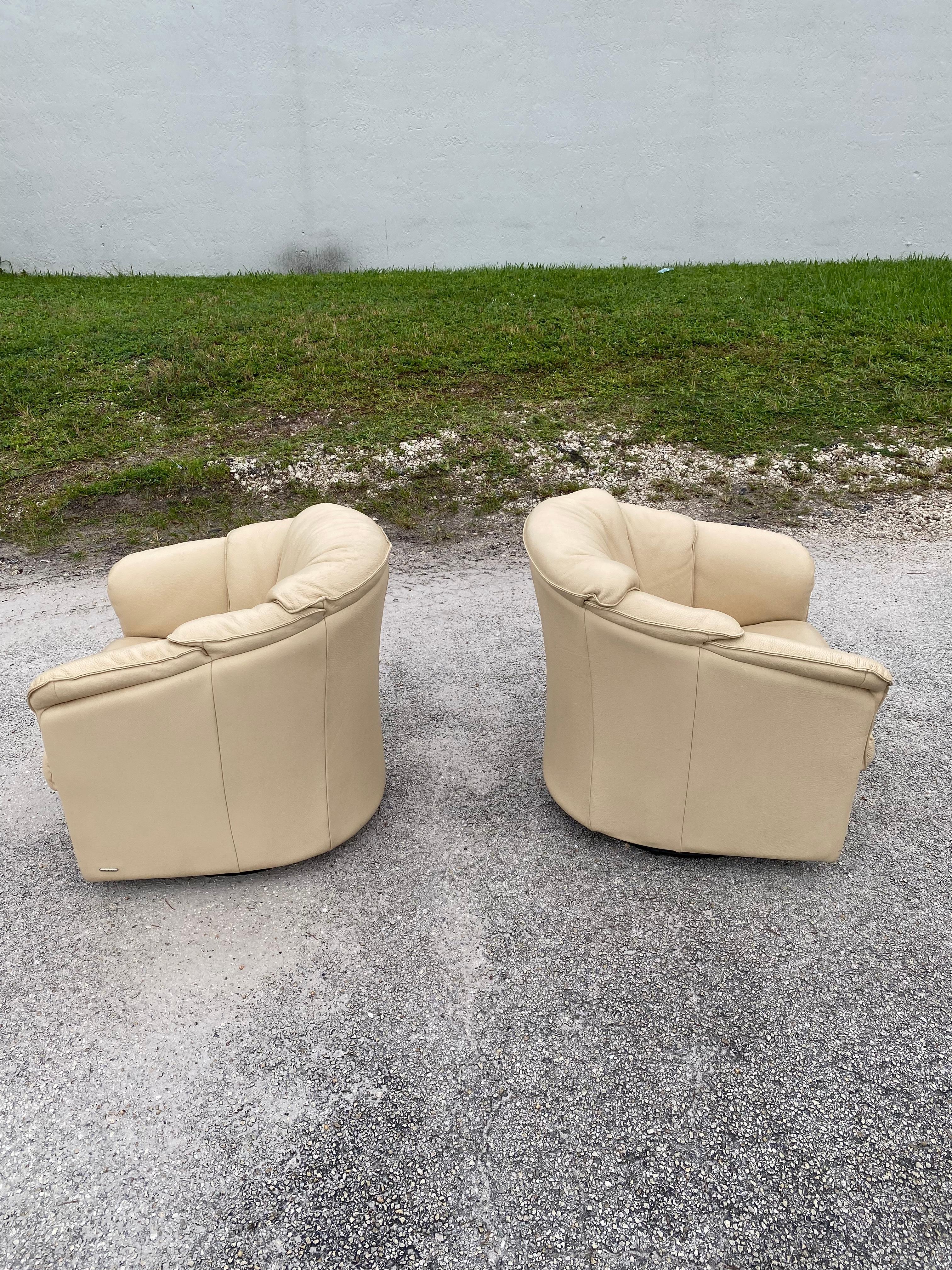 1980s Natuzzi Beige Leather Barrel Swivel Chairs, Set of 2 In Good Condition For Sale In Fort Lauderdale, FL