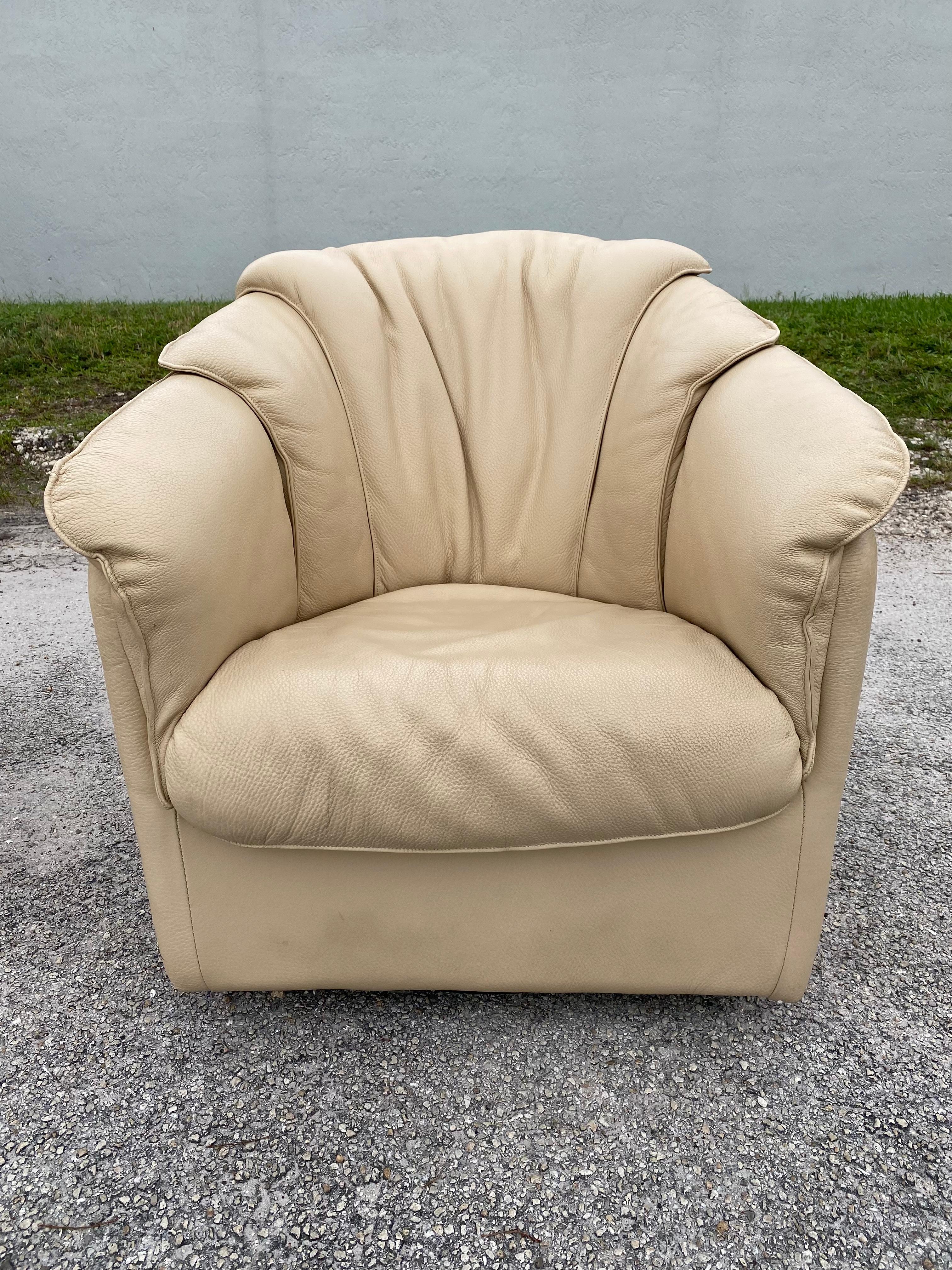 Late 20th Century 1980s Natuzzi Beige Leather Barrel Swivel Chairs, Set of 2 For Sale