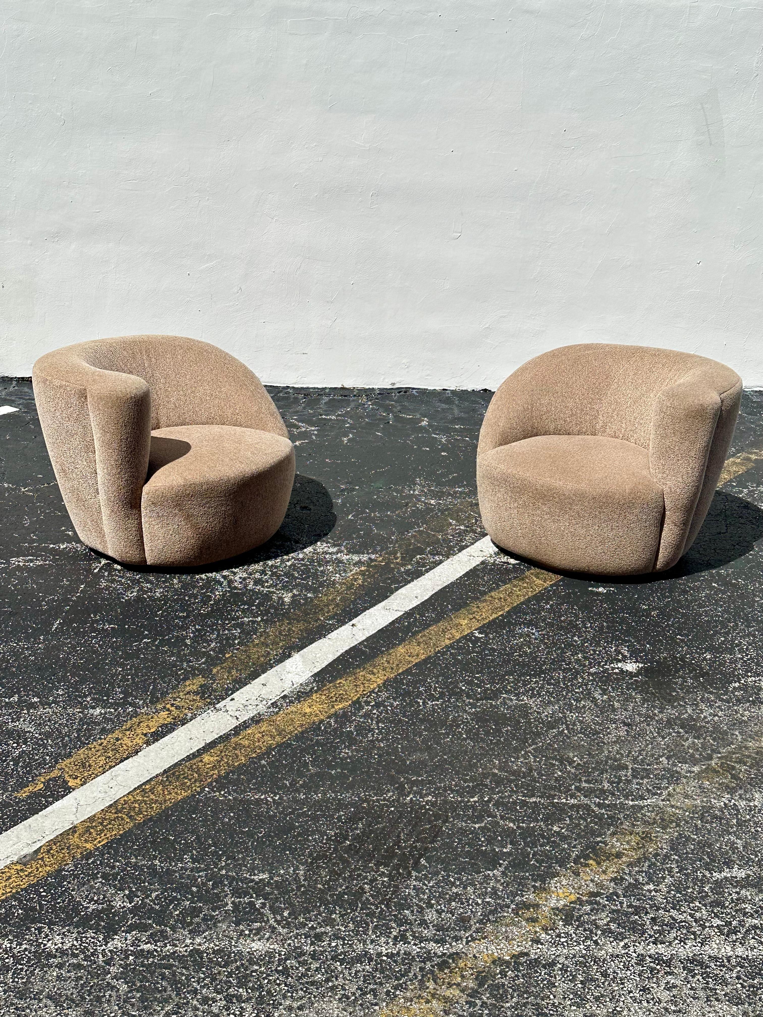 Versetzen Sie sich mit diesem exquisiten skulpturalen Drehstuhl zurück in die eleganten und anspruchsvollen 1990er Jahre. Die äußerst seltenen Stühle strahlen einen Hauch von Luxus und Raffinesse aus. Das Design ist durchgängig herausragend. Der
