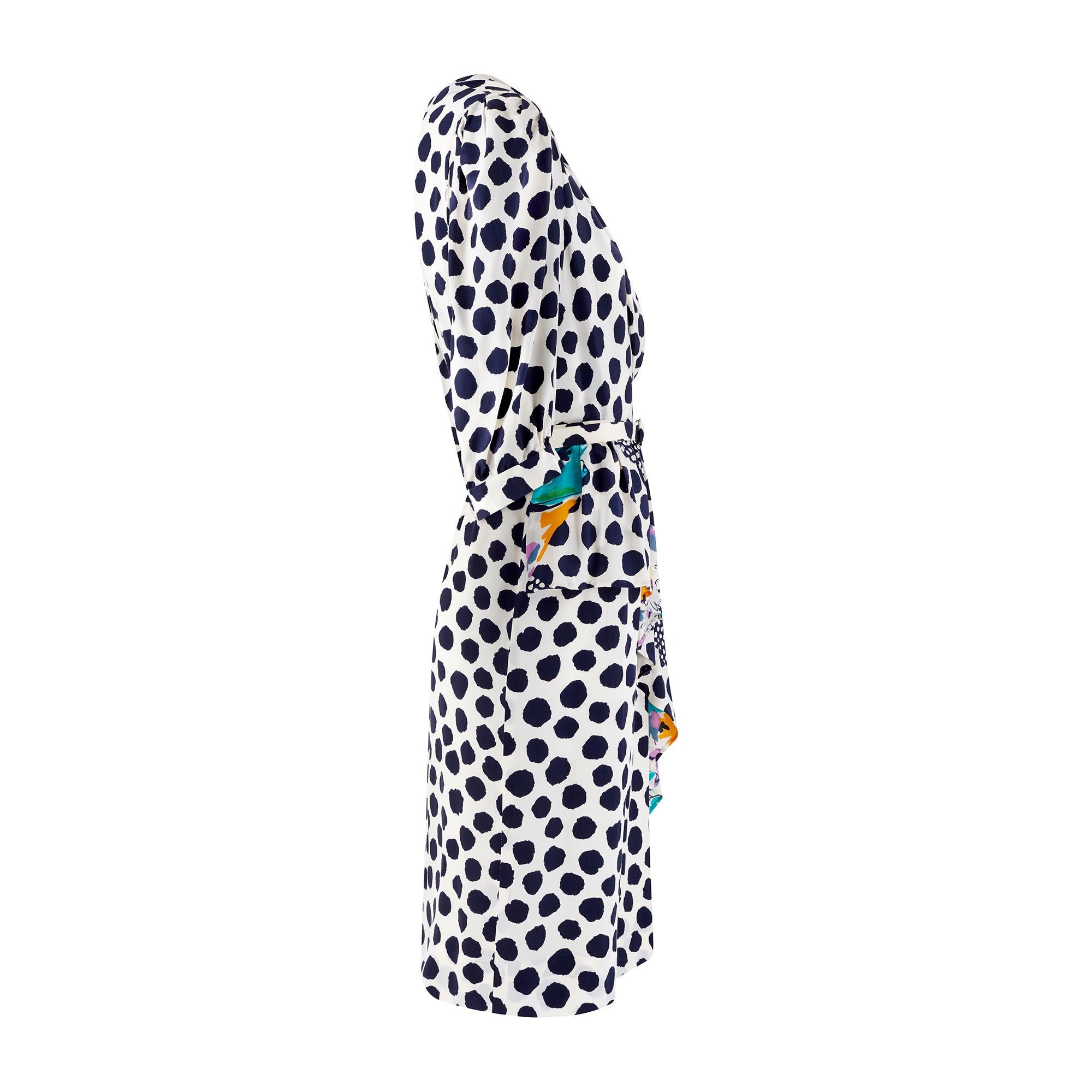 Cette robe des années 1980, fabriquée en France, est signée par la marque The White House, basée sur New Bond Street, et présente de nombreuses caractéristiques audacieuses de l'époque - notez la taille péplum, les épaules bouffantes et l'imprimé