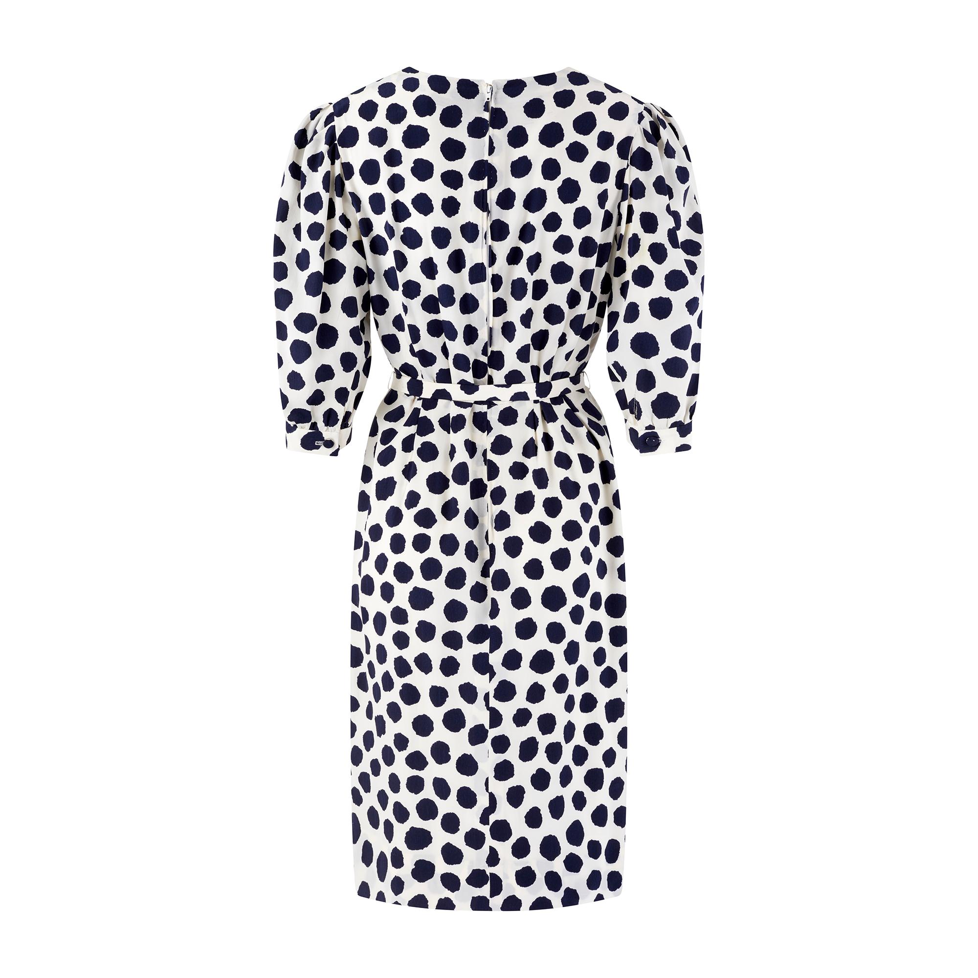 Gris Robe à pois et à fleurs bleu marine et blanc des années 1980 en vente