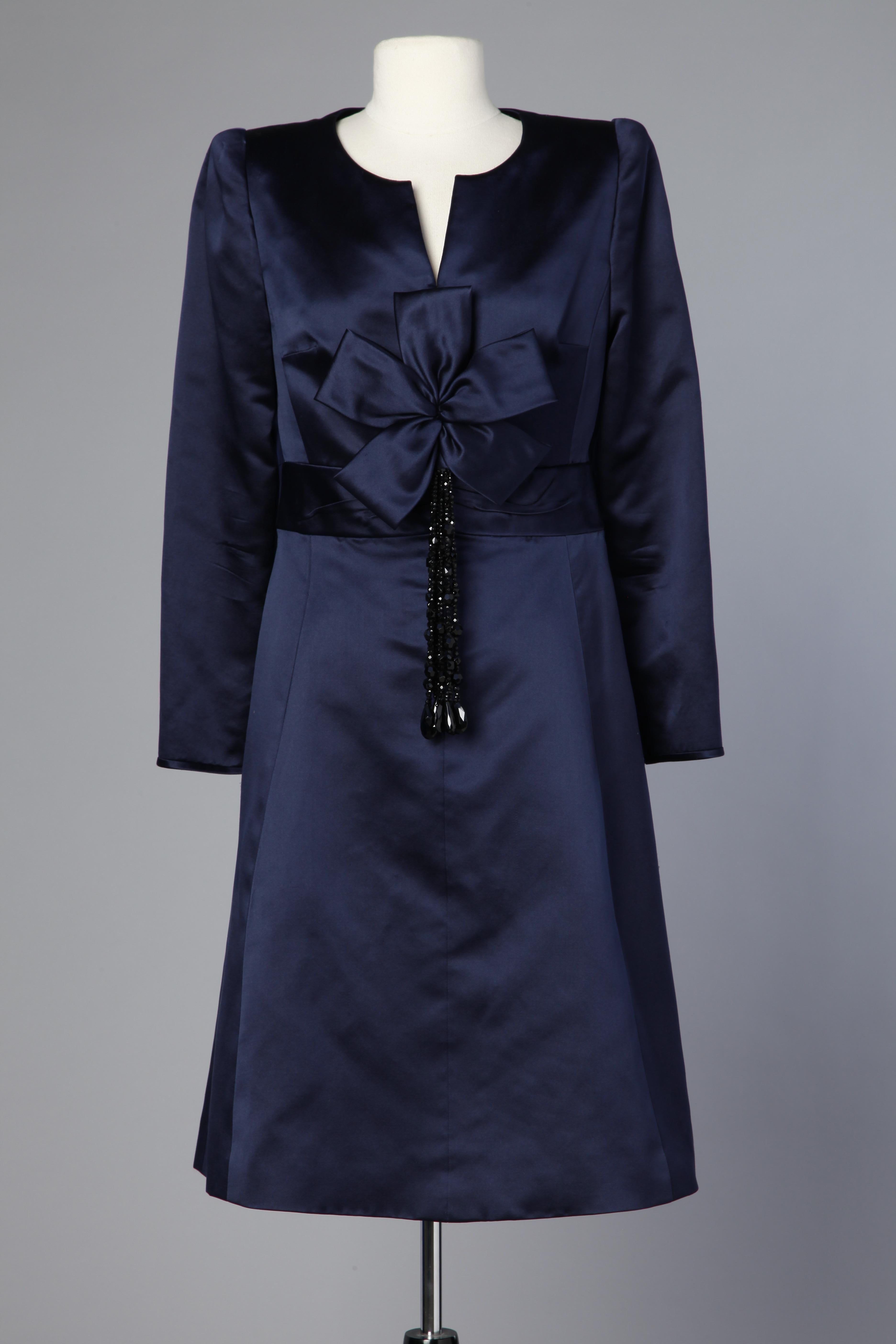 1980's navy blue satin dress with bow and black beads fringes Valentino Couture In Excellent Condition For Sale In Saint-Ouen-Sur-Seine, FR