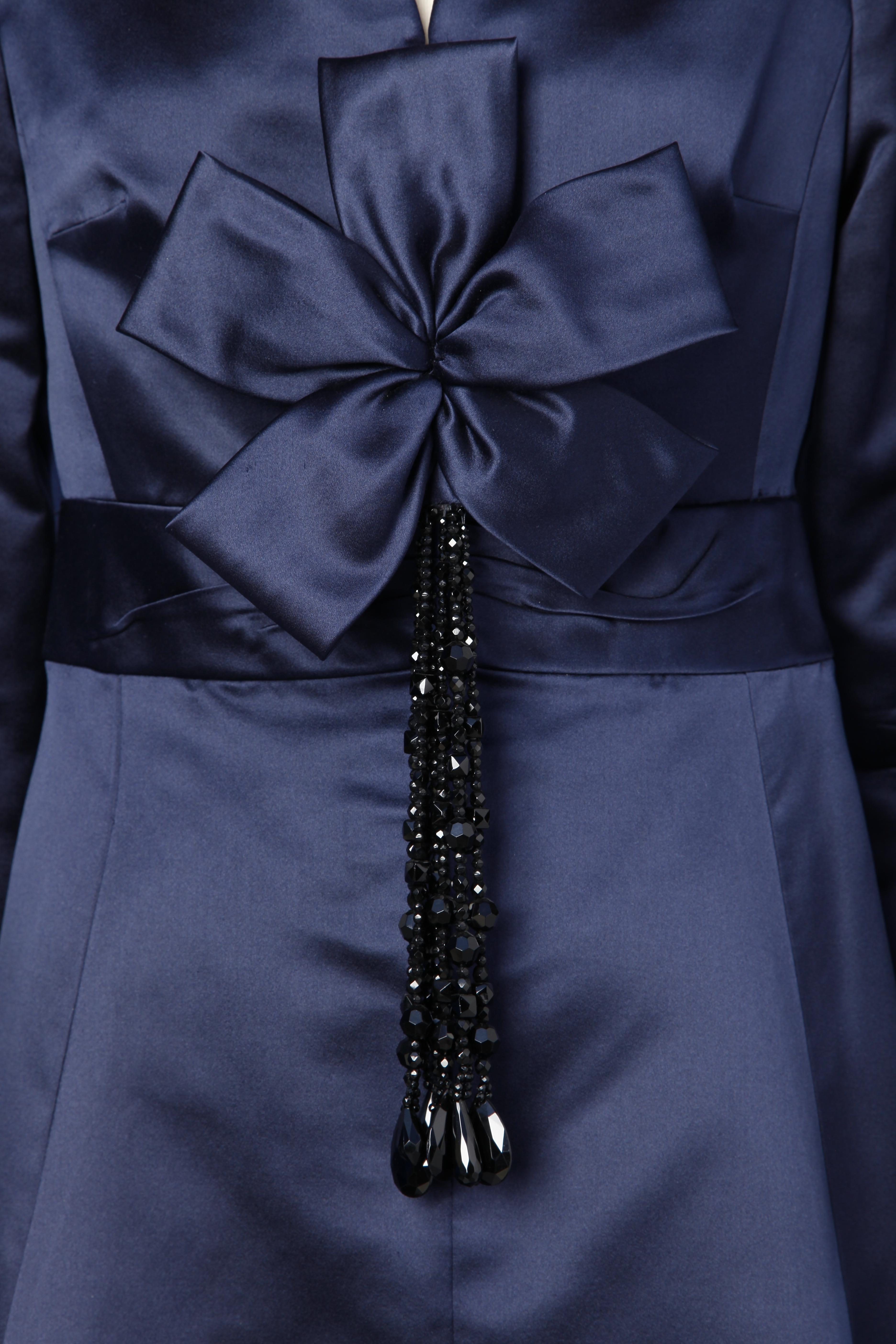1980er Marineblaues Satinkleid aus den 1980er Jahren mit Schleife und schwarzen Perlenfransen Valentino Couture Damen im Angebot
