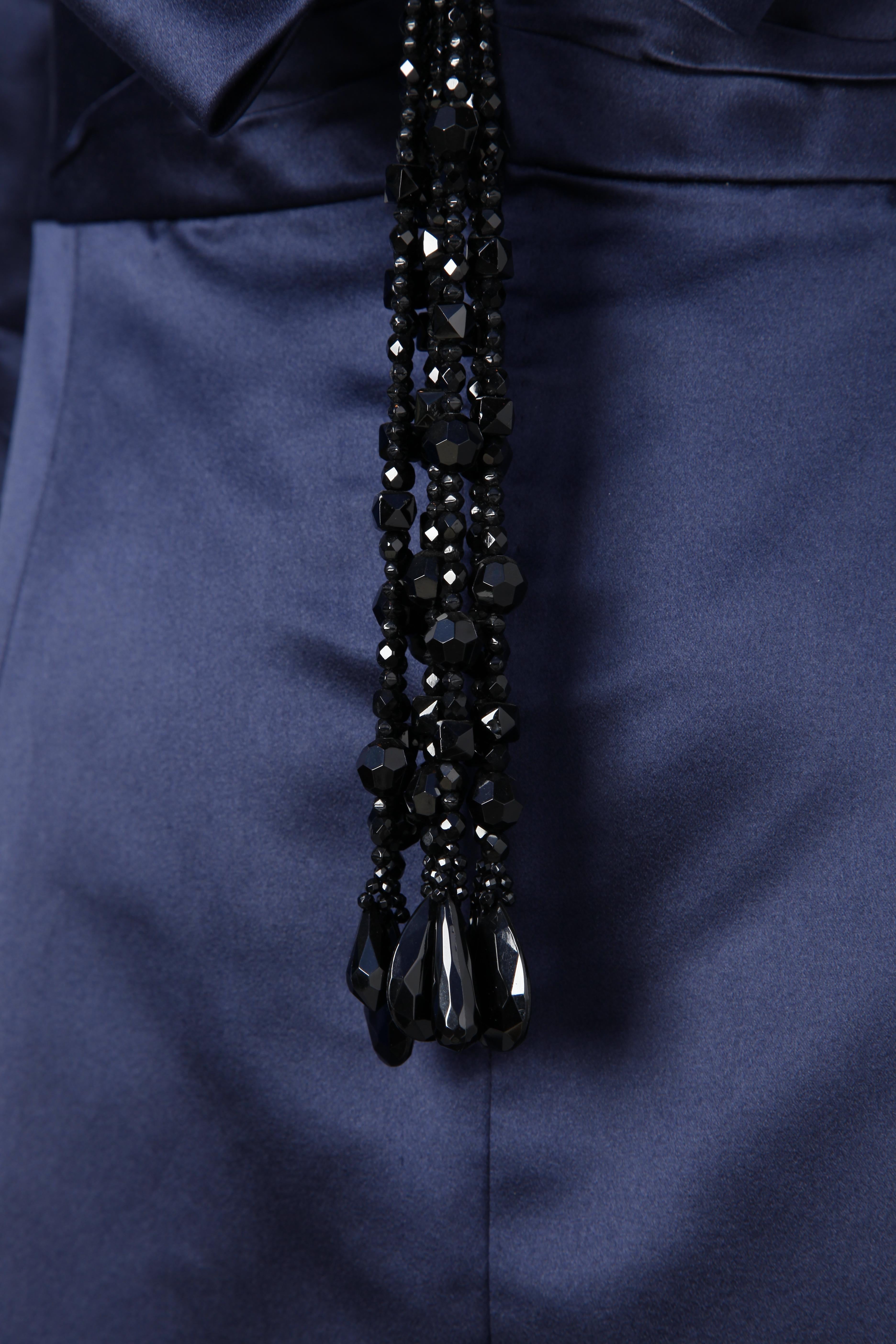 1980er Marineblaues Satinkleid aus den 1980er Jahren mit Schleife und schwarzen Perlenfransen Valentino Couture im Angebot 1