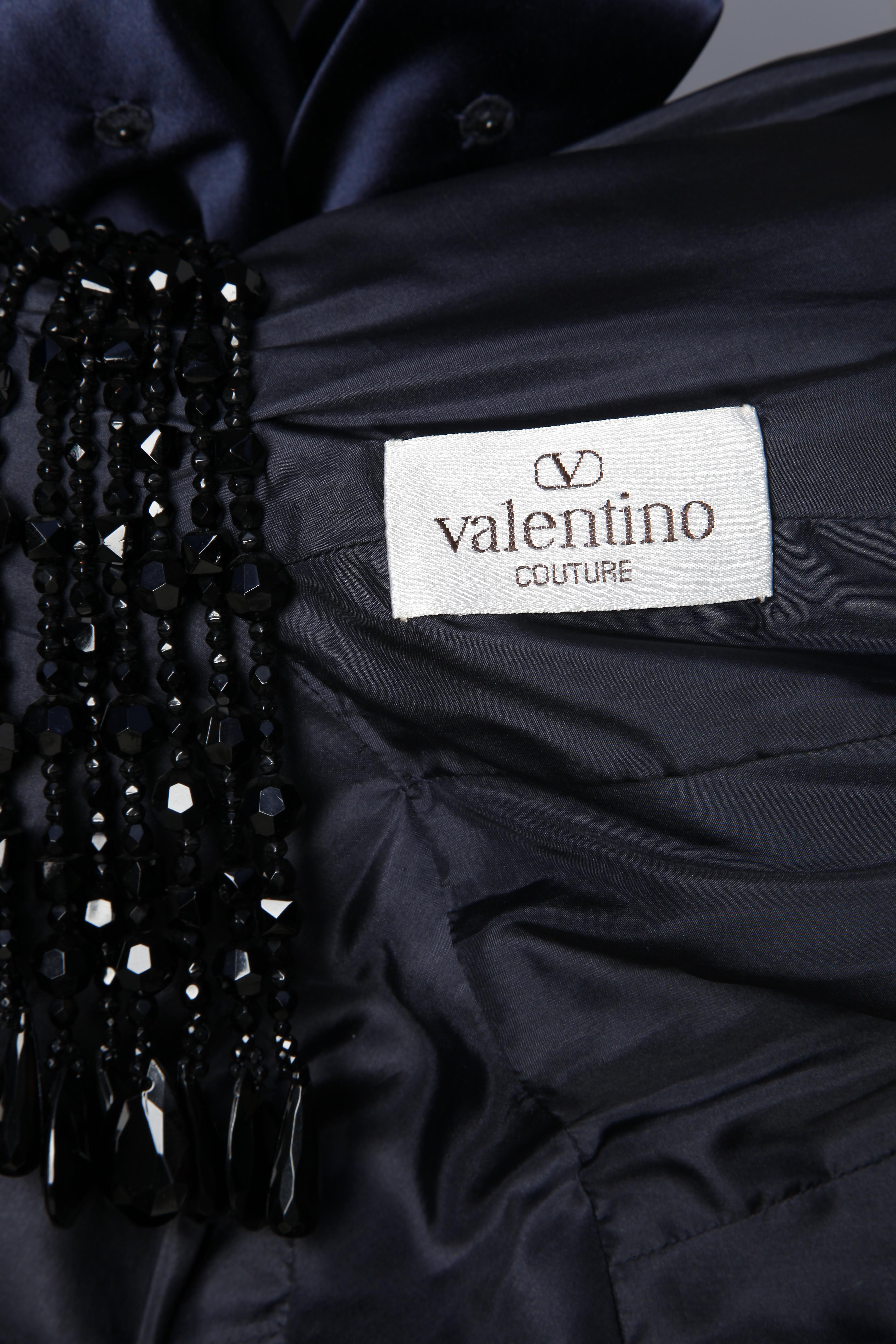 1980er Marineblaues Satinkleid aus den 1980er Jahren mit Schleife und schwarzen Perlenfransen Valentino Couture im Angebot 4