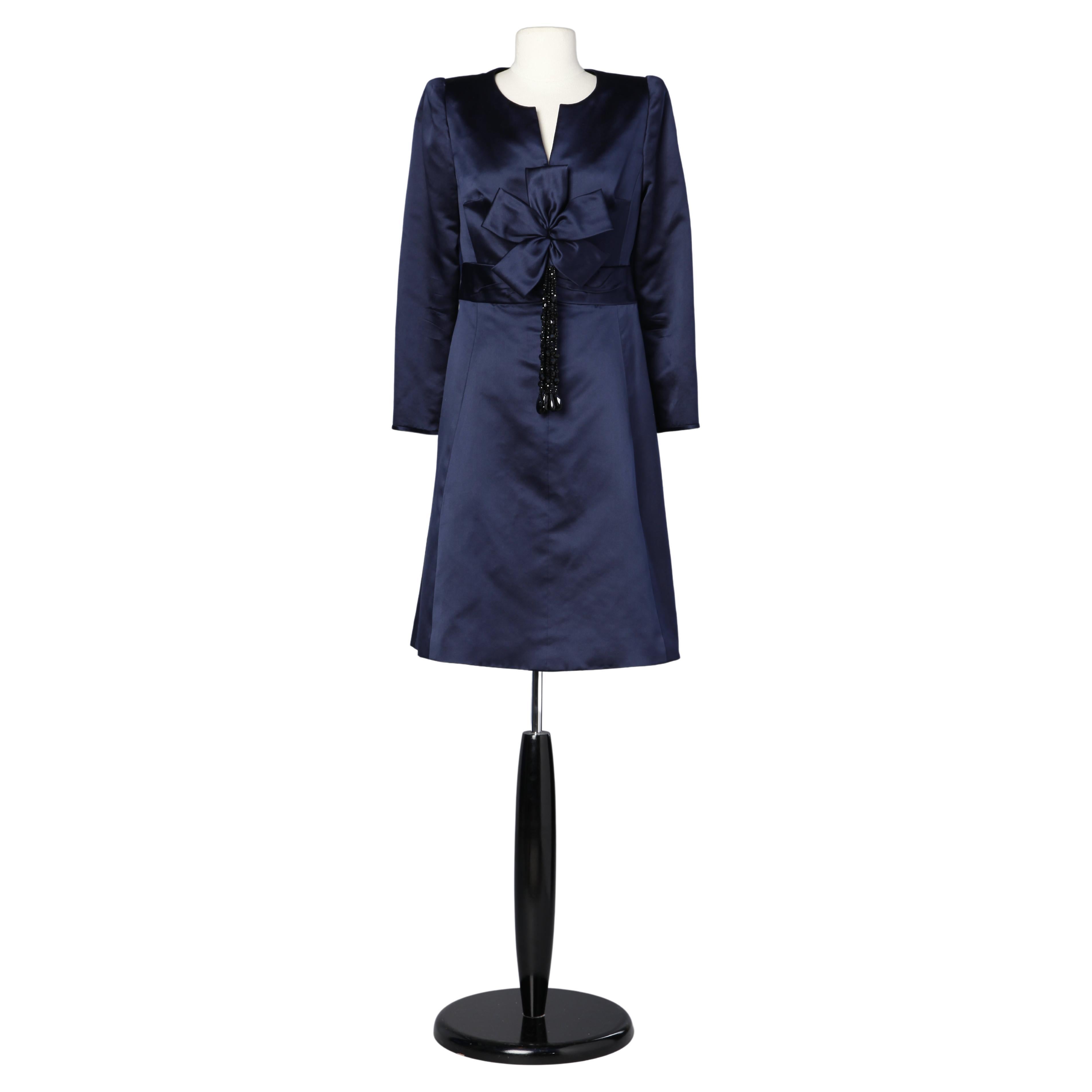 1980er Marineblaues Satinkleid aus den 1980er Jahren mit Schleife und schwarzen Perlenfransen Valentino Couture im Angebot