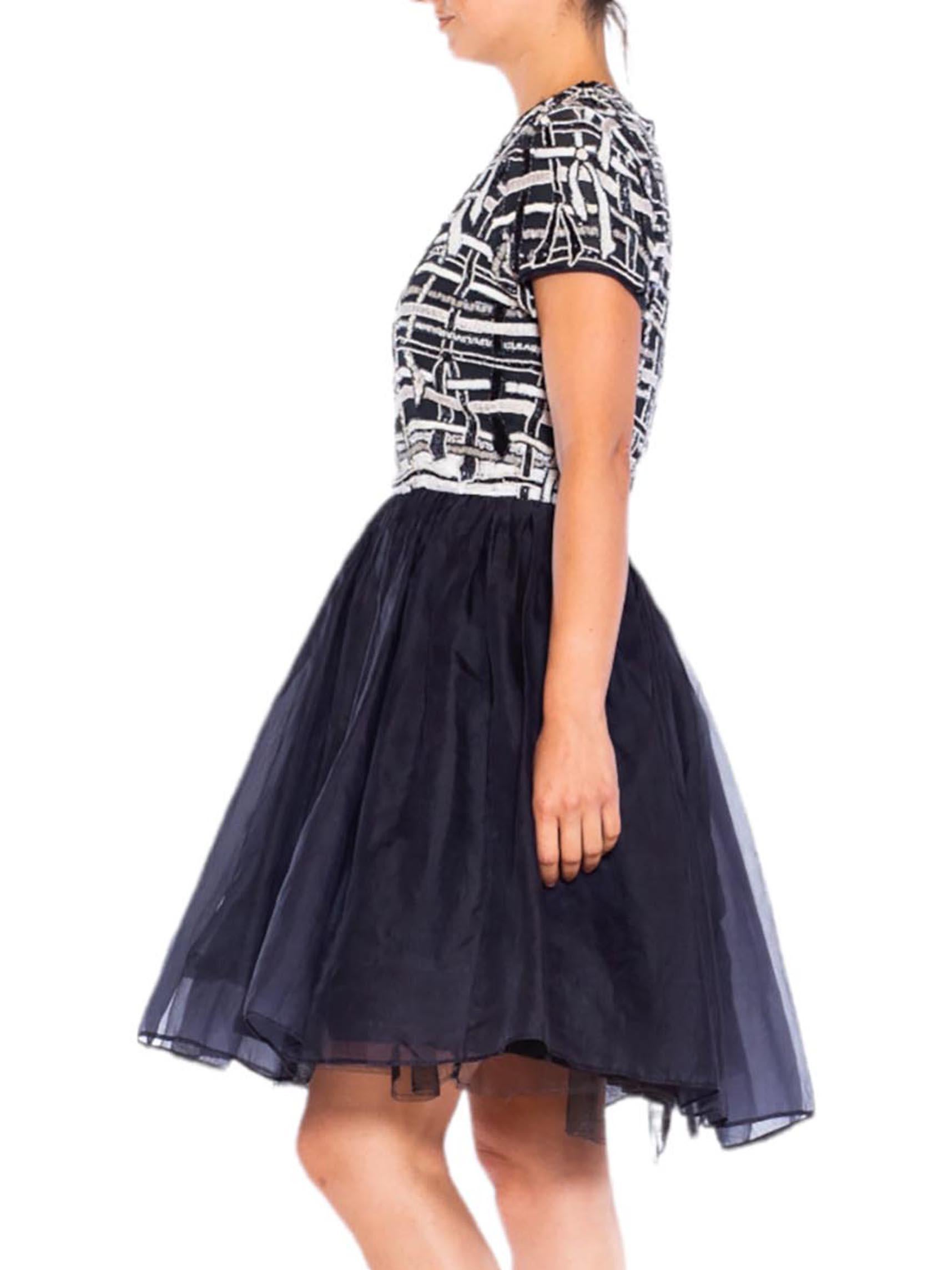 Noir Mini robe de cocktail bleu marine des années 1980 perlée de rubans en vente