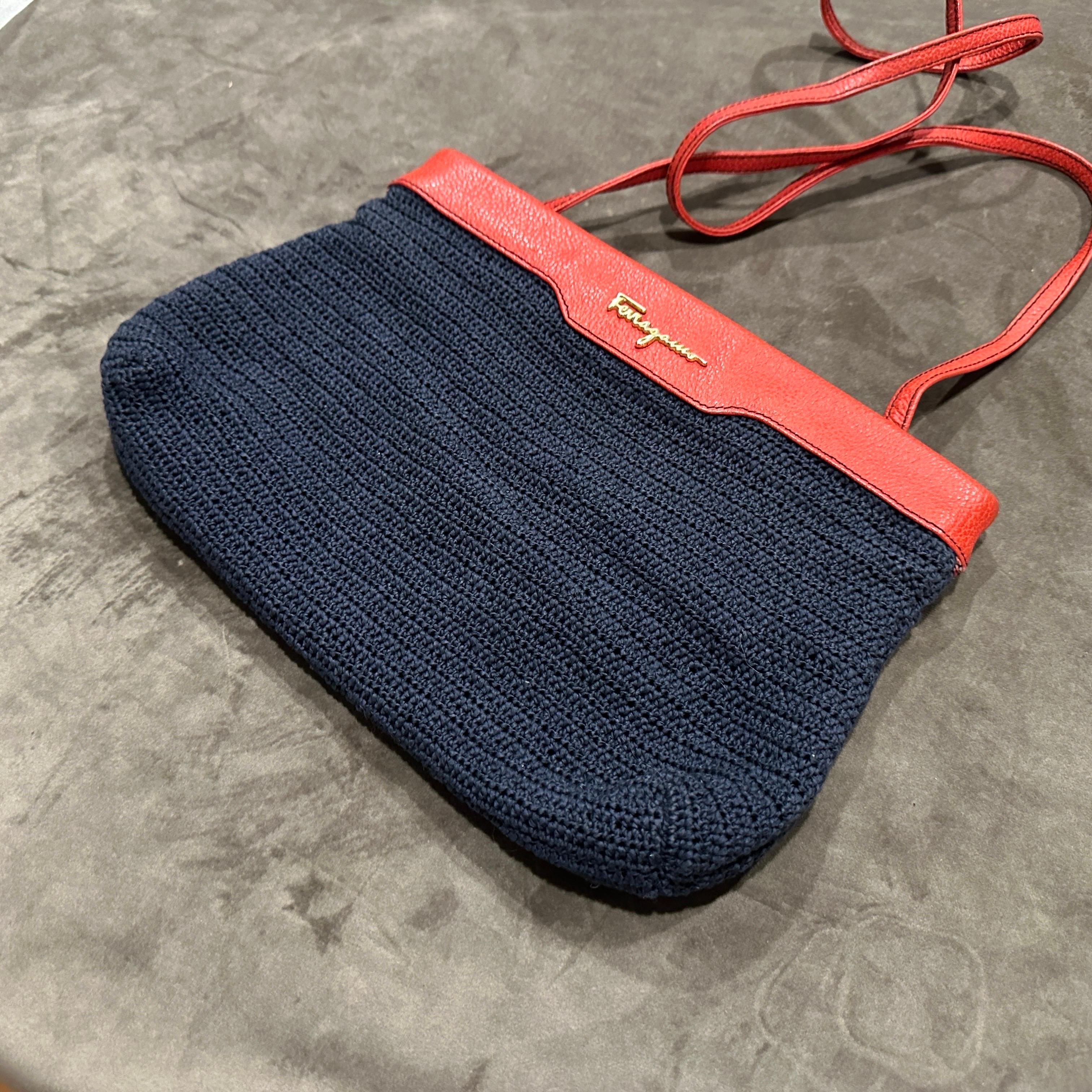 Bolso de hombro de tejido azul marino y piel roja de los años 80 de Ferragamo en venta 5