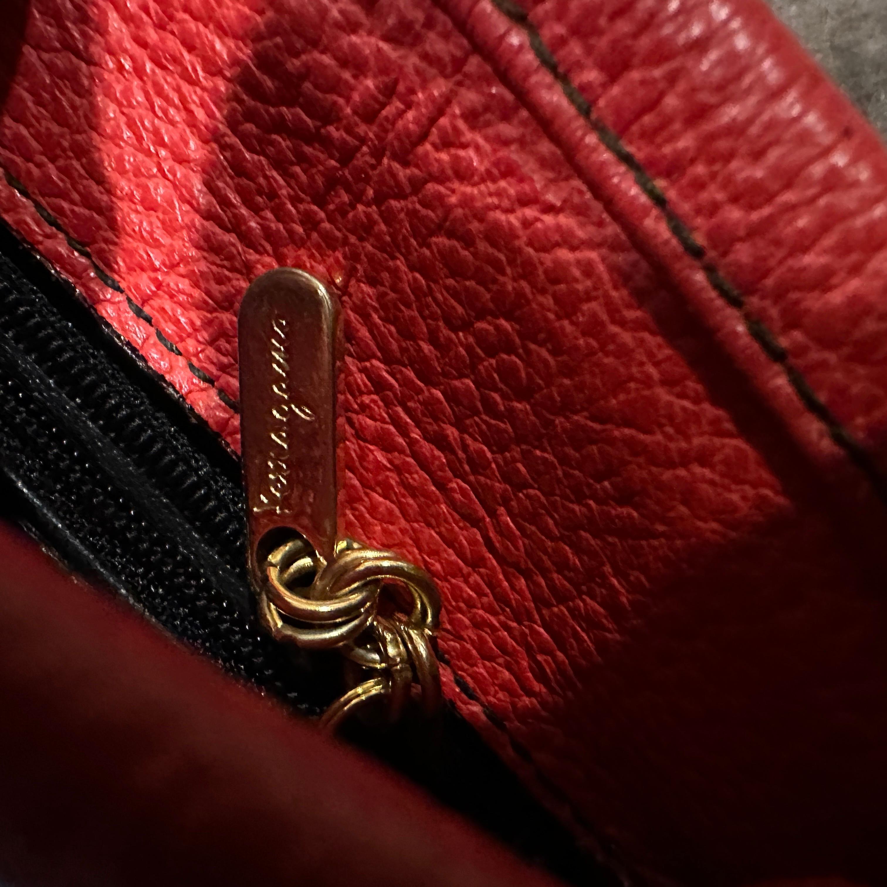Bolso de hombro de tejido azul marino y piel roja de los años 80 de Ferragamo en venta 6