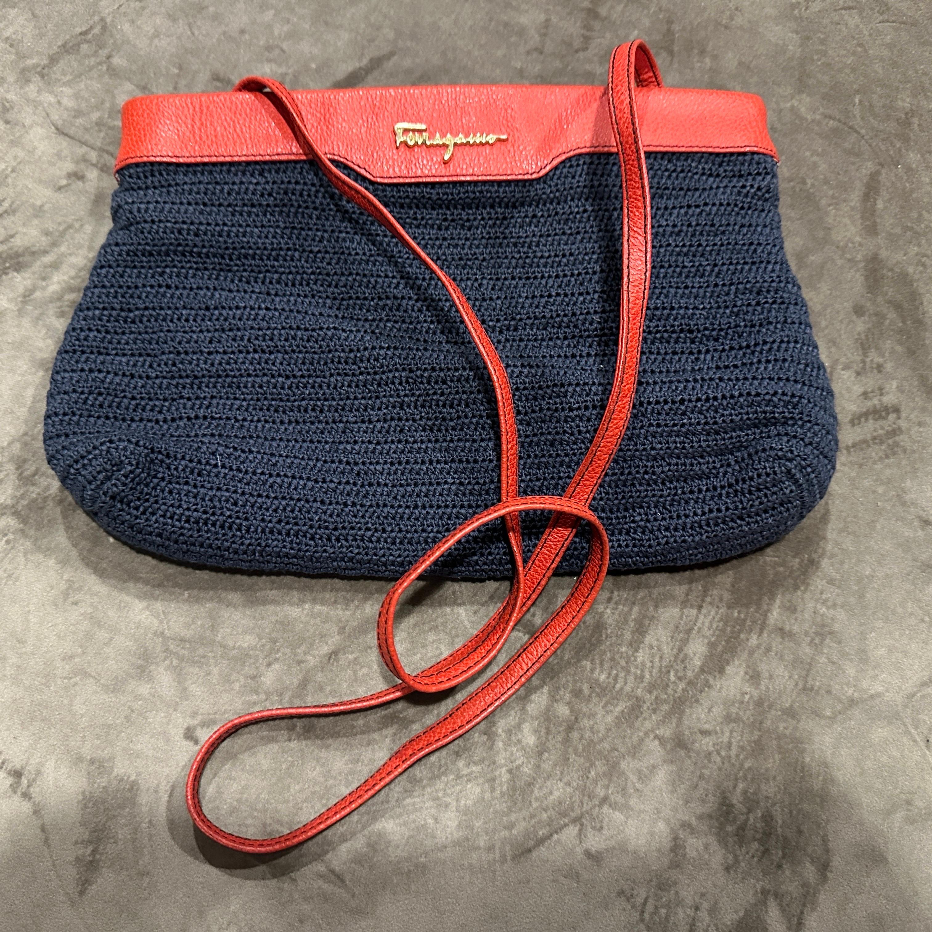 Bolso de hombro de tejido azul marino y piel roja de los años 80 de Ferragamo en venta 7