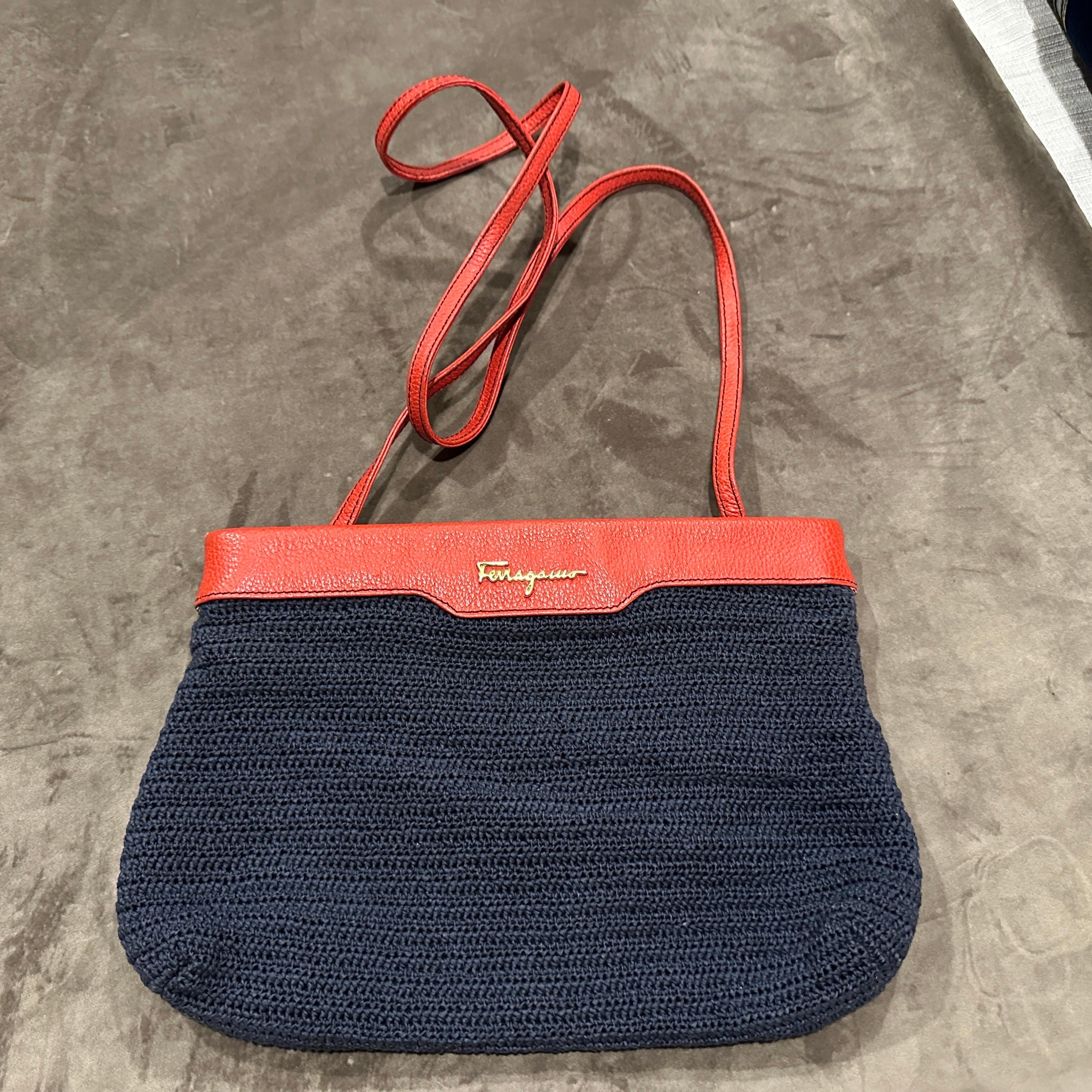 Bolso de hombro de tejido azul marino y piel roja de los años 80 de Ferragamo Negro en venta