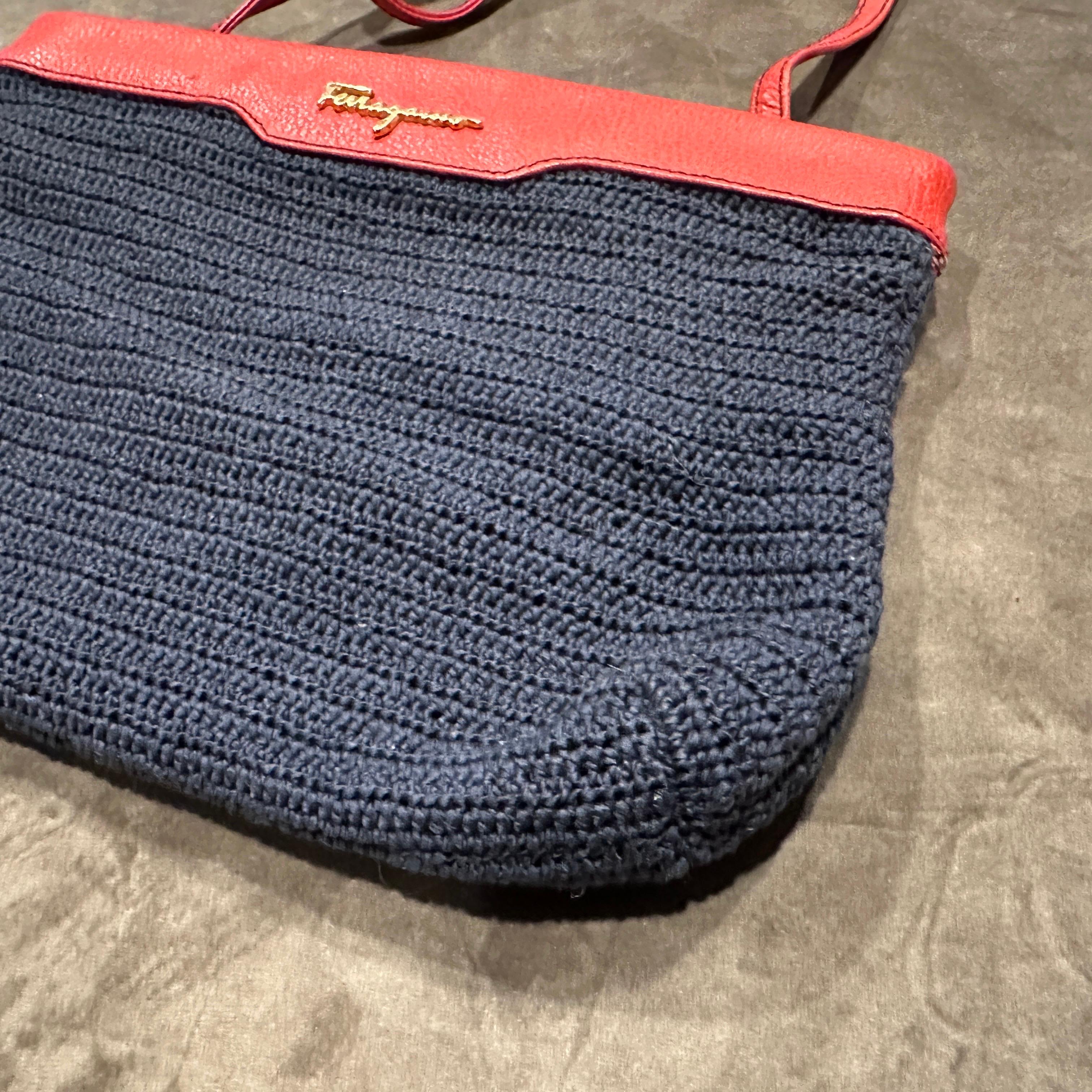 Bolso de hombro de tejido azul marino y piel roja de los años 80 de Ferragamo en venta 1