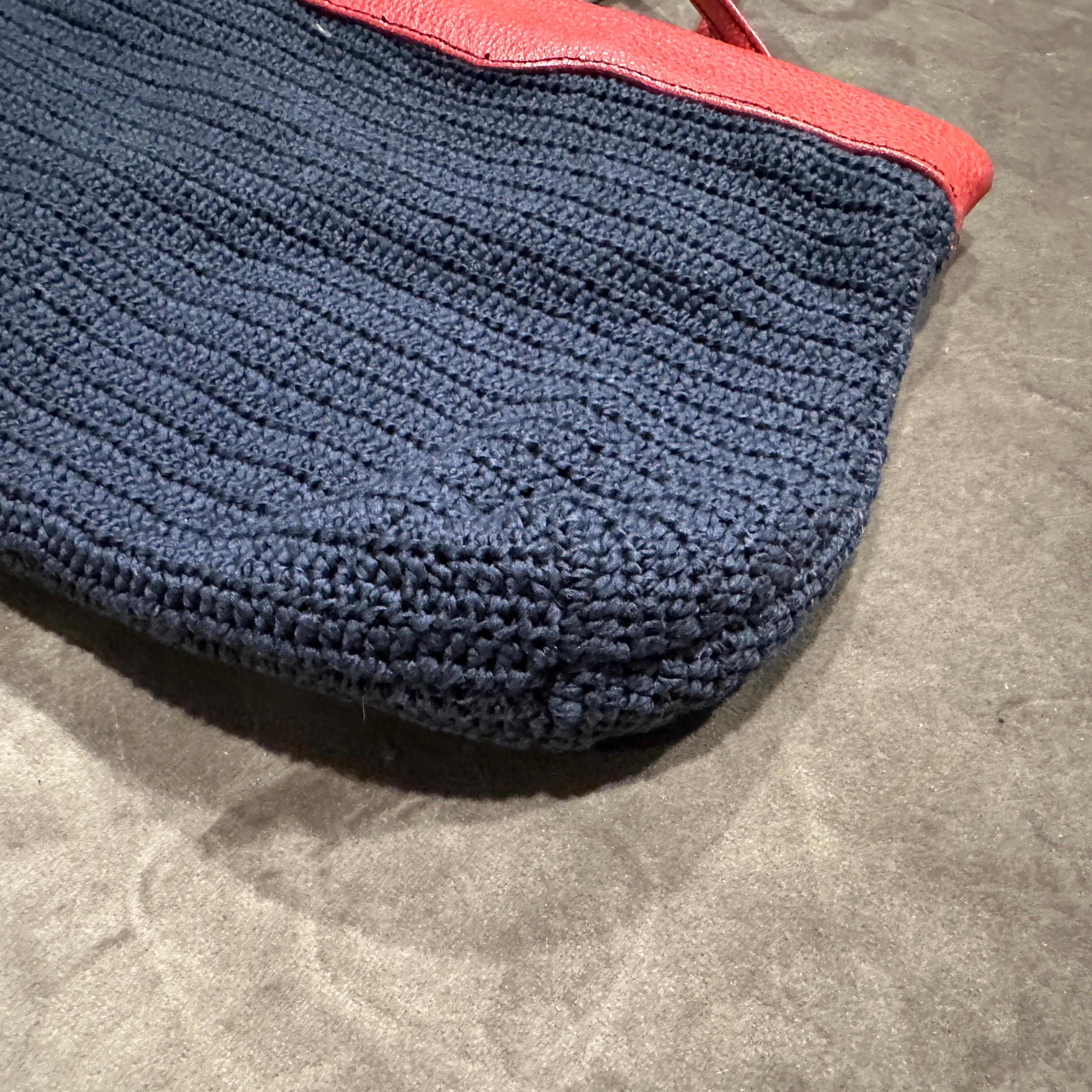 Bolso de hombro de tejido azul marino y piel roja de los años 80 de Ferragamo en venta 2