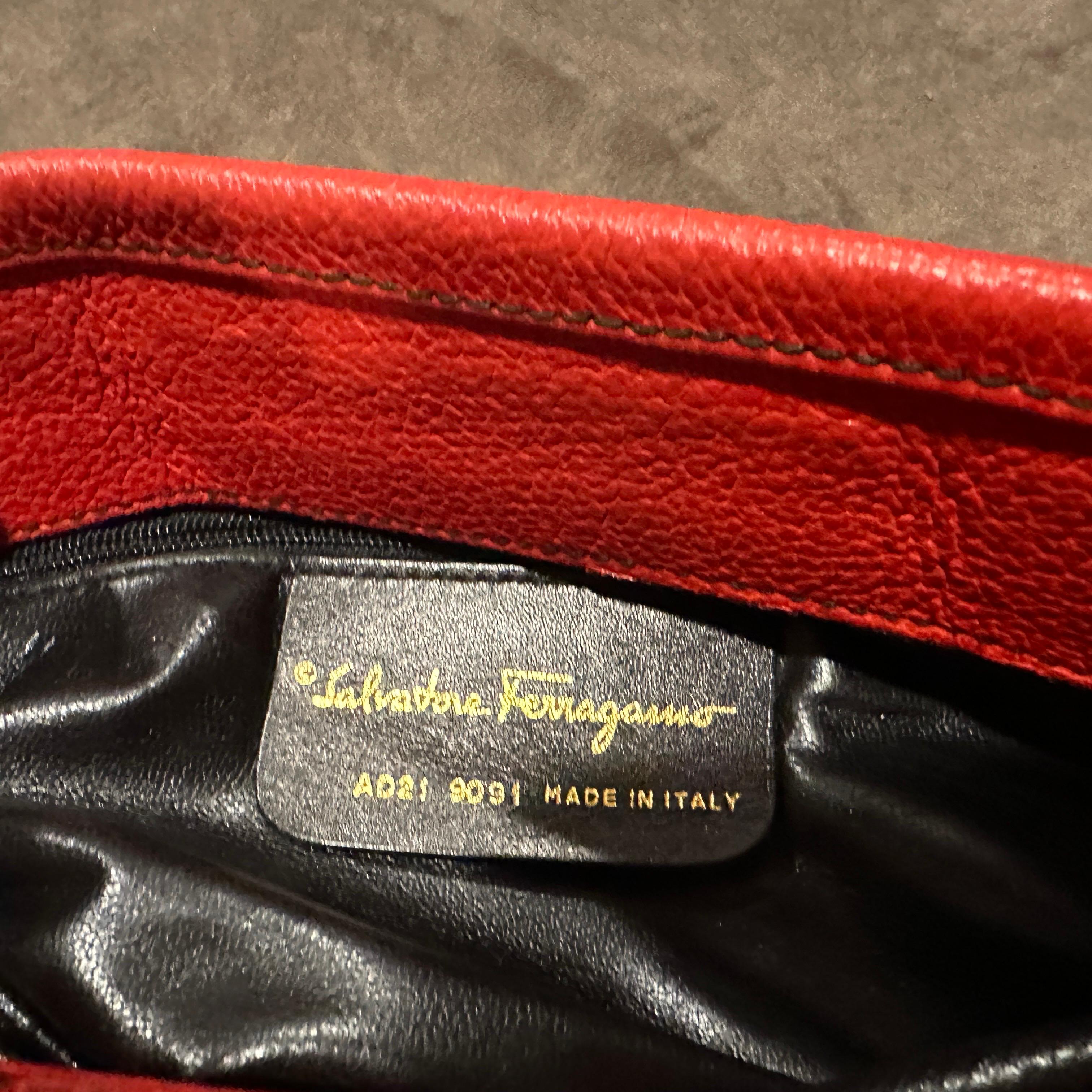 Bolso de hombro de tejido azul marino y piel roja de los años 80 de Ferragamo en venta 3