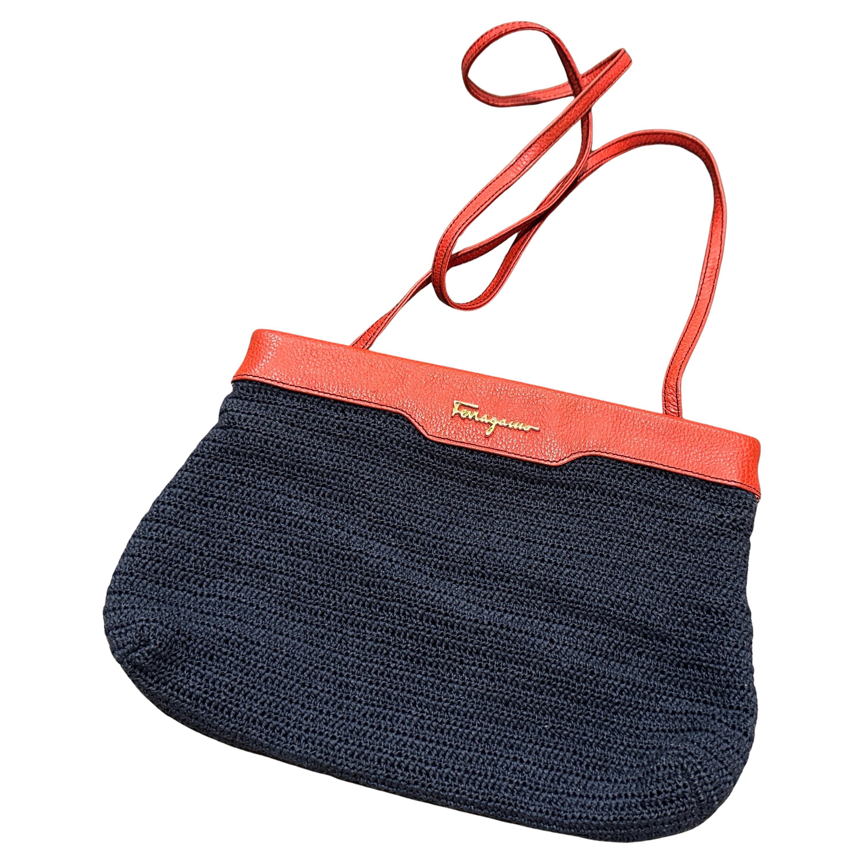 Bolso de hombro de tejido azul marino y piel roja de los años 80 de Ferragamo en venta