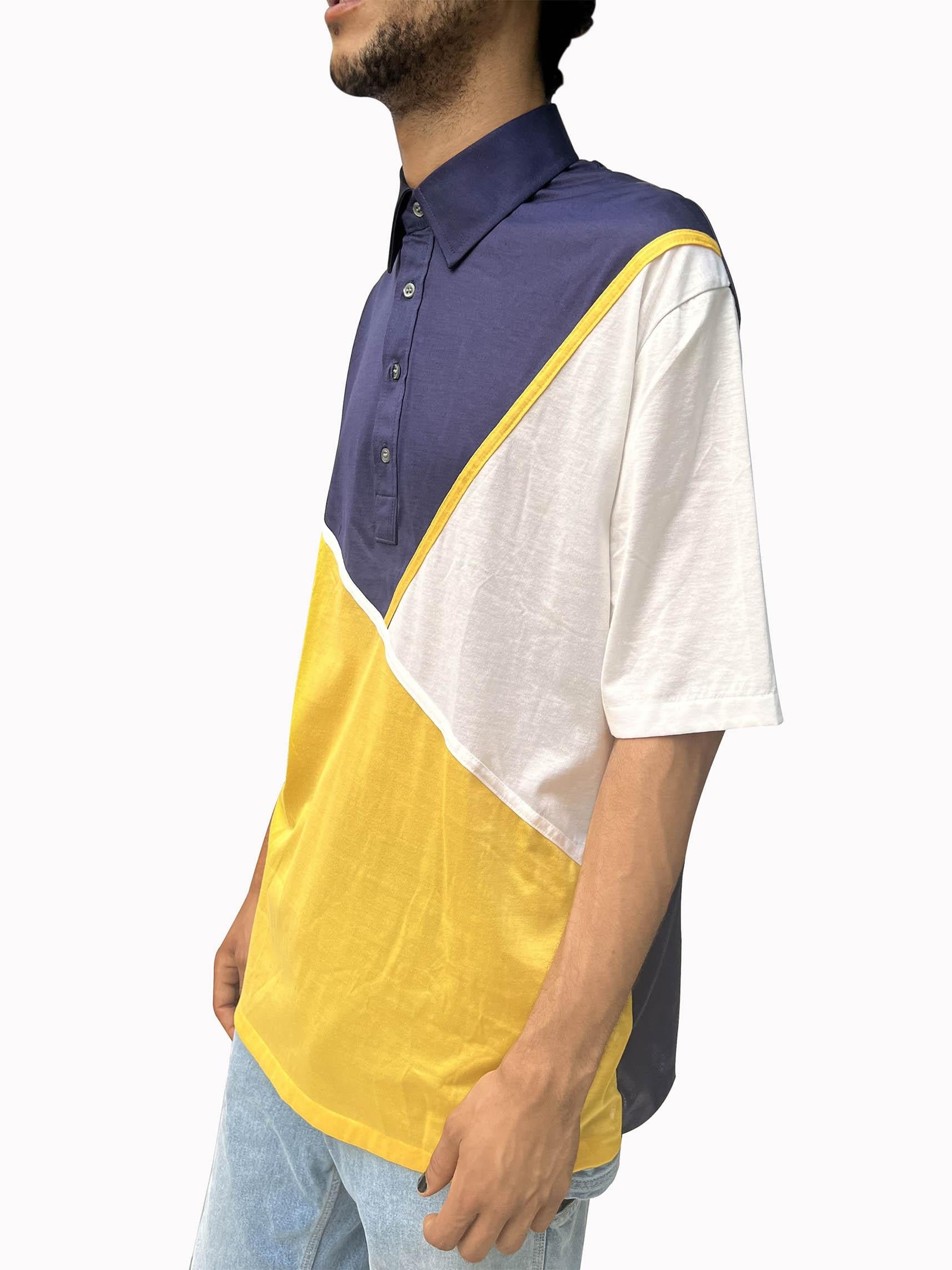 Polo en coton fin suisse bleu marine et jaune pour hommes des années 1980 Excellent état - En vente à New York, NY