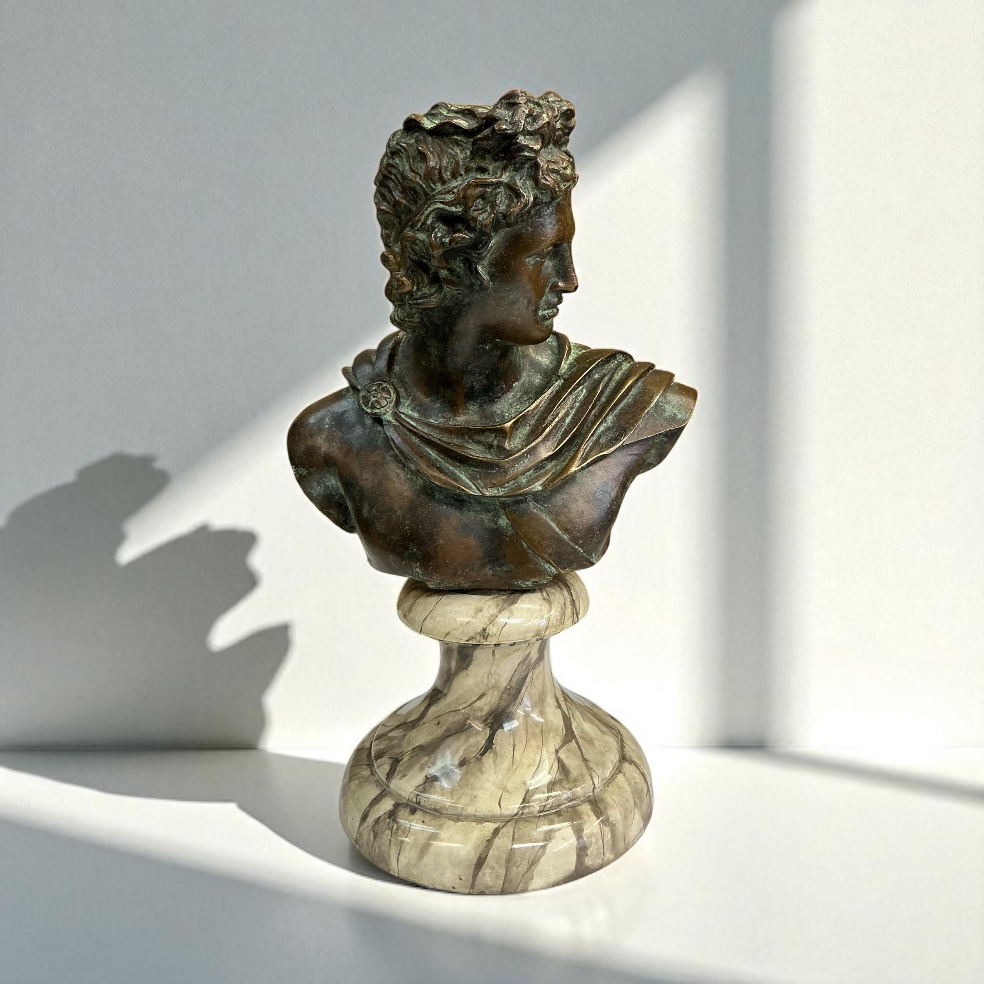 Es una pieza muy bonita. Se trata de un busto masculino de bronce de estilo neoclásico sobre una base de mármol, obra de Maitland Smith. Está marcado y en muy buen estado. 