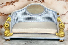 Lit pour chien/pet de style néoclassique des années 1980 peint et canné par Maitland-Smith