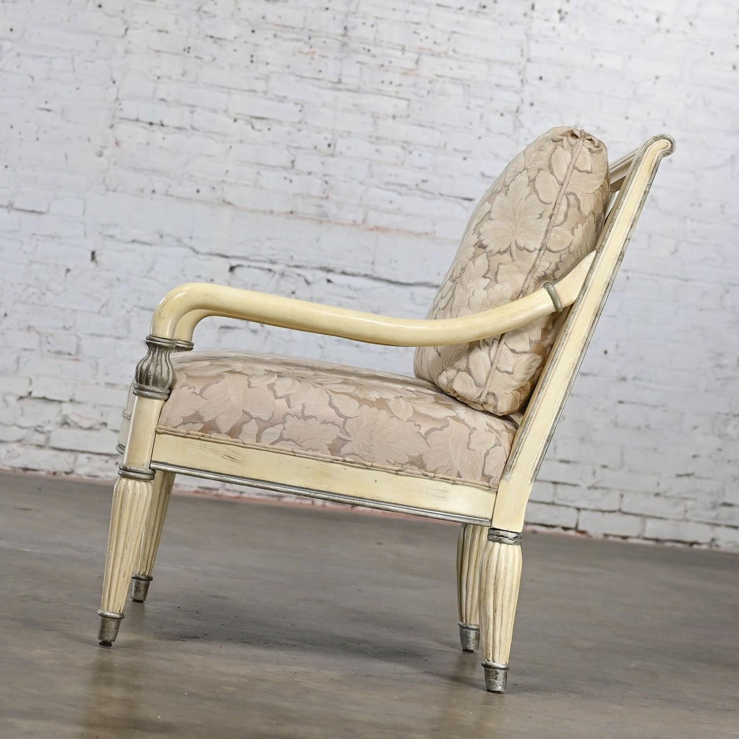Sillón neoclásico de gran escala de los años 80 con acabado envejecido by Bernhardt en venta 3