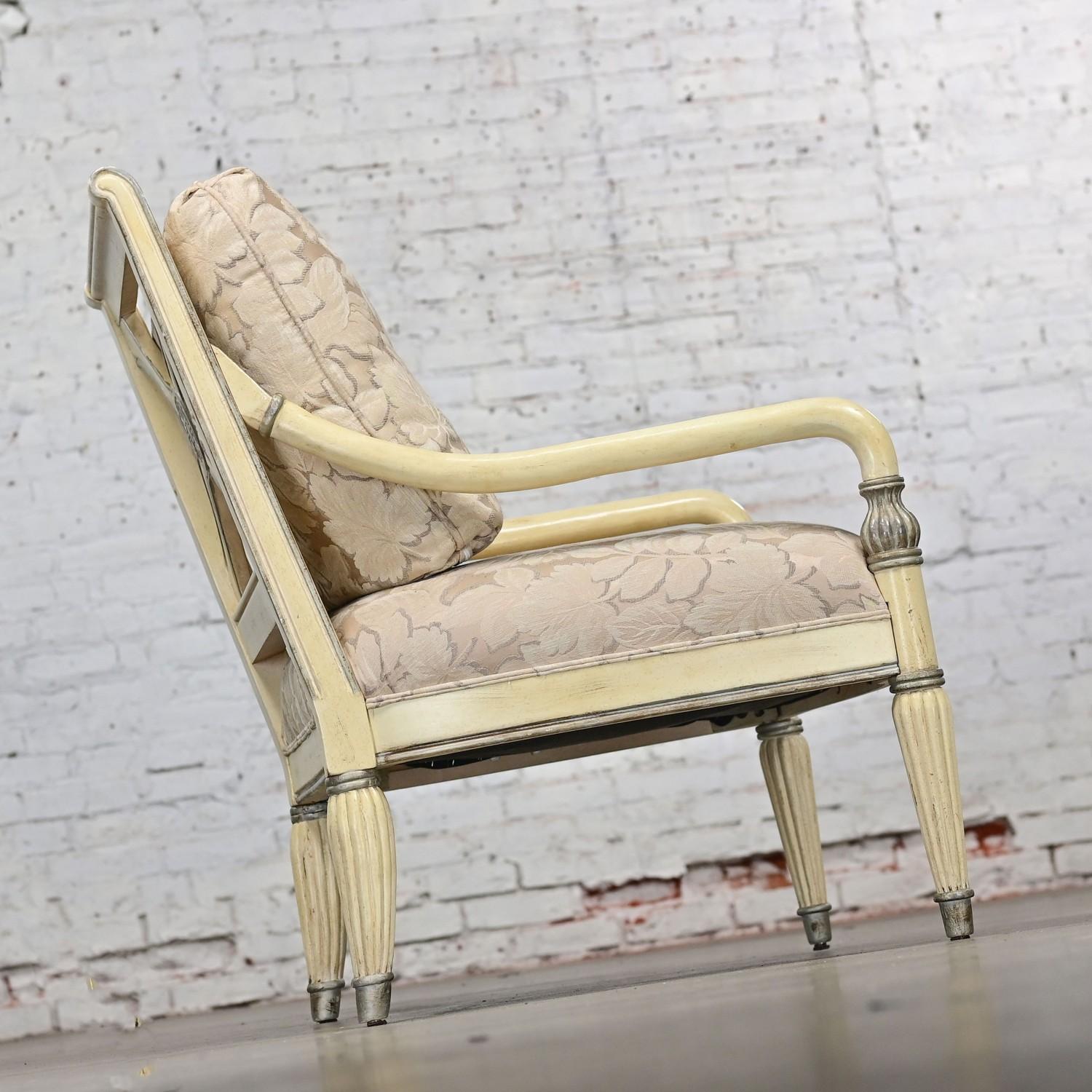 Sillón neoclásico de gran escala de los años 80 con acabado envejecido by Bernhardt en venta 4