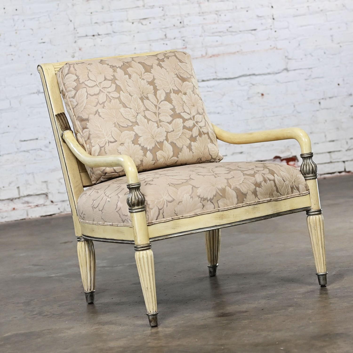 Sillón neoclásico de gran escala de los años 80 con acabado envejecido by Bernhardt en venta 5