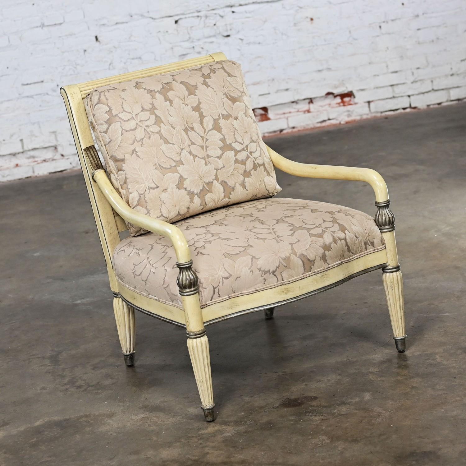 Precioso sillón neoclásico vintage de gran escala con acabado envejecido y asiento fijo y cojines de respaldo sueltos con tela de color topo y beige con detalles de hojas, de Bernhardt, de Vargas Fine Furniture. Bonito estado, teniendo en cuenta que