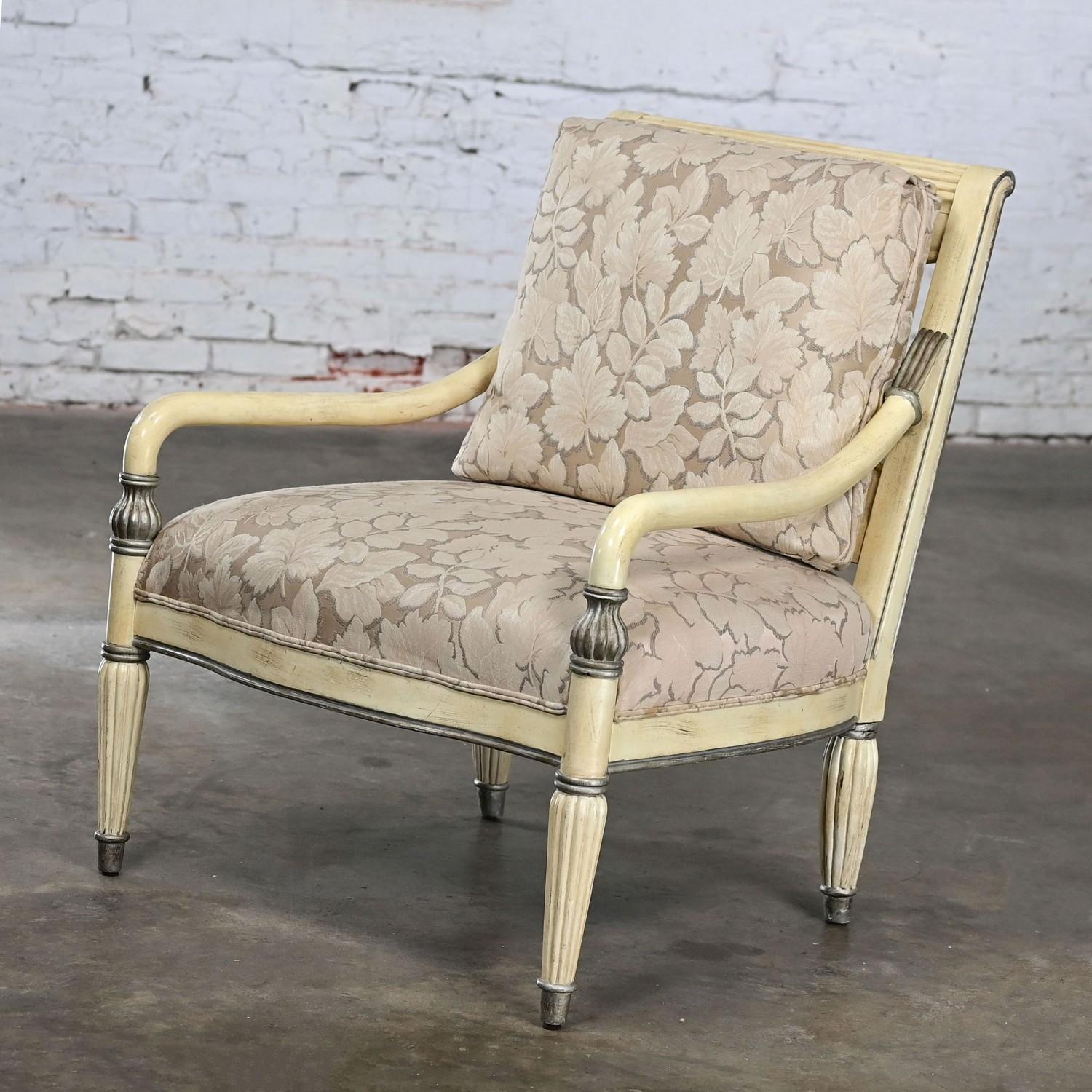Sillón neoclásico de gran escala de los años 80 con acabado envejecido by Bernhardt Neoclásico en venta