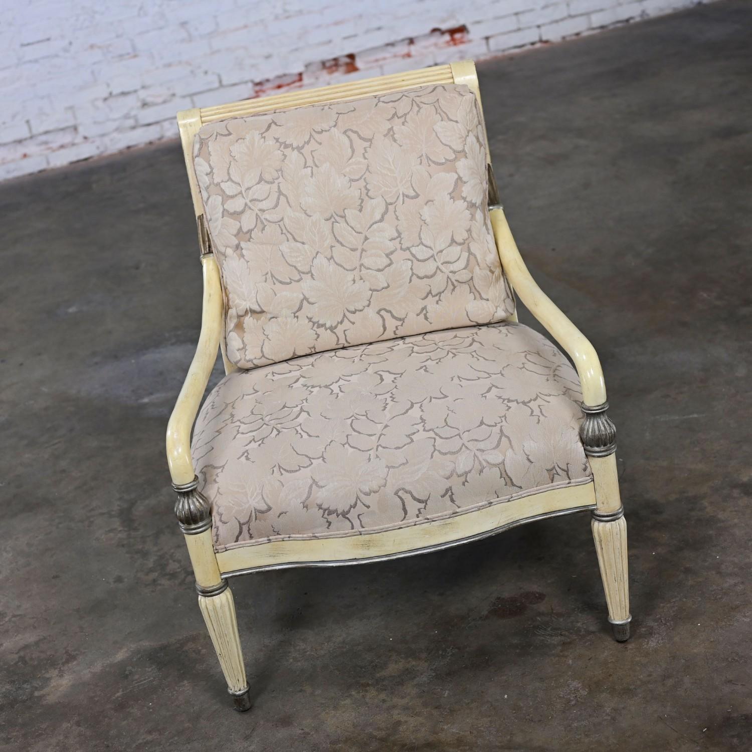 Sillón neoclásico de gran escala de los años 80 con acabado envejecido by Bernhardt Estadounidense en venta