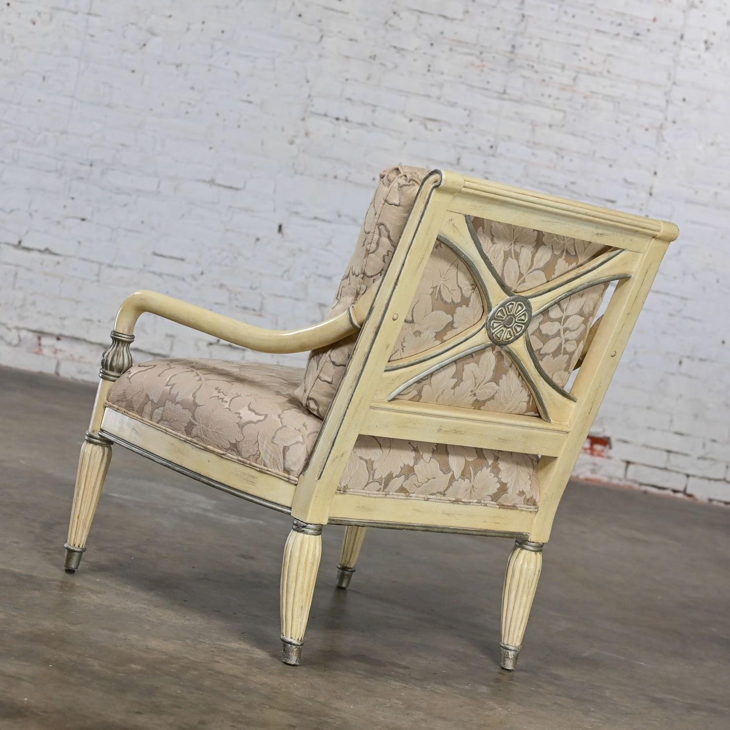 Sillón neoclásico de gran escala de los años 80 con acabado envejecido by Bernhardt en Bueno estado para la venta en Topeka, KS
