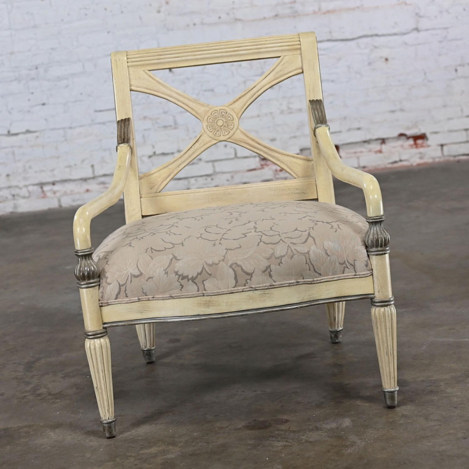 Sillón neoclásico de gran escala de los años 80 con acabado envejecido by Bernhardt siglo XX en venta