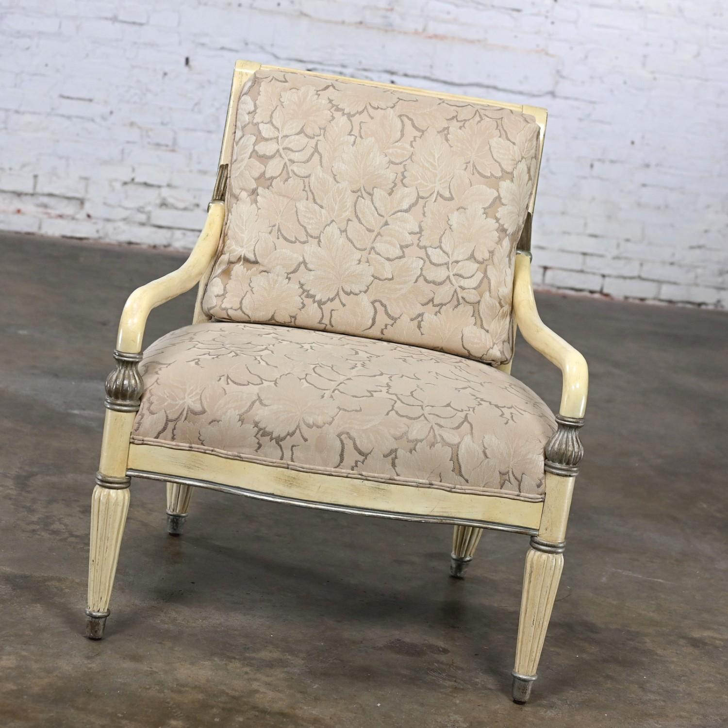 Sillón neoclásico de gran escala de los años 80 con acabado envejecido by Bernhardt Tela en venta
