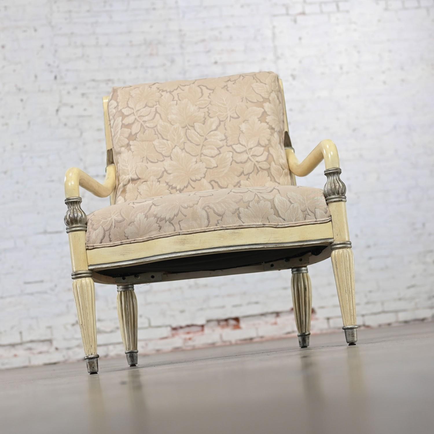 Sillón neoclásico de gran escala de los años 80 con acabado envejecido by Bernhardt en venta 1