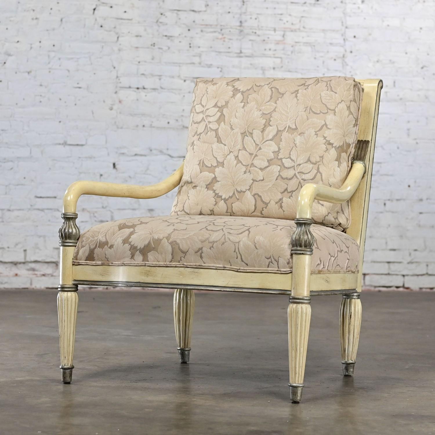 Sillón neoclásico de gran escala de los años 80 con acabado envejecido by Bernhardt en venta 2