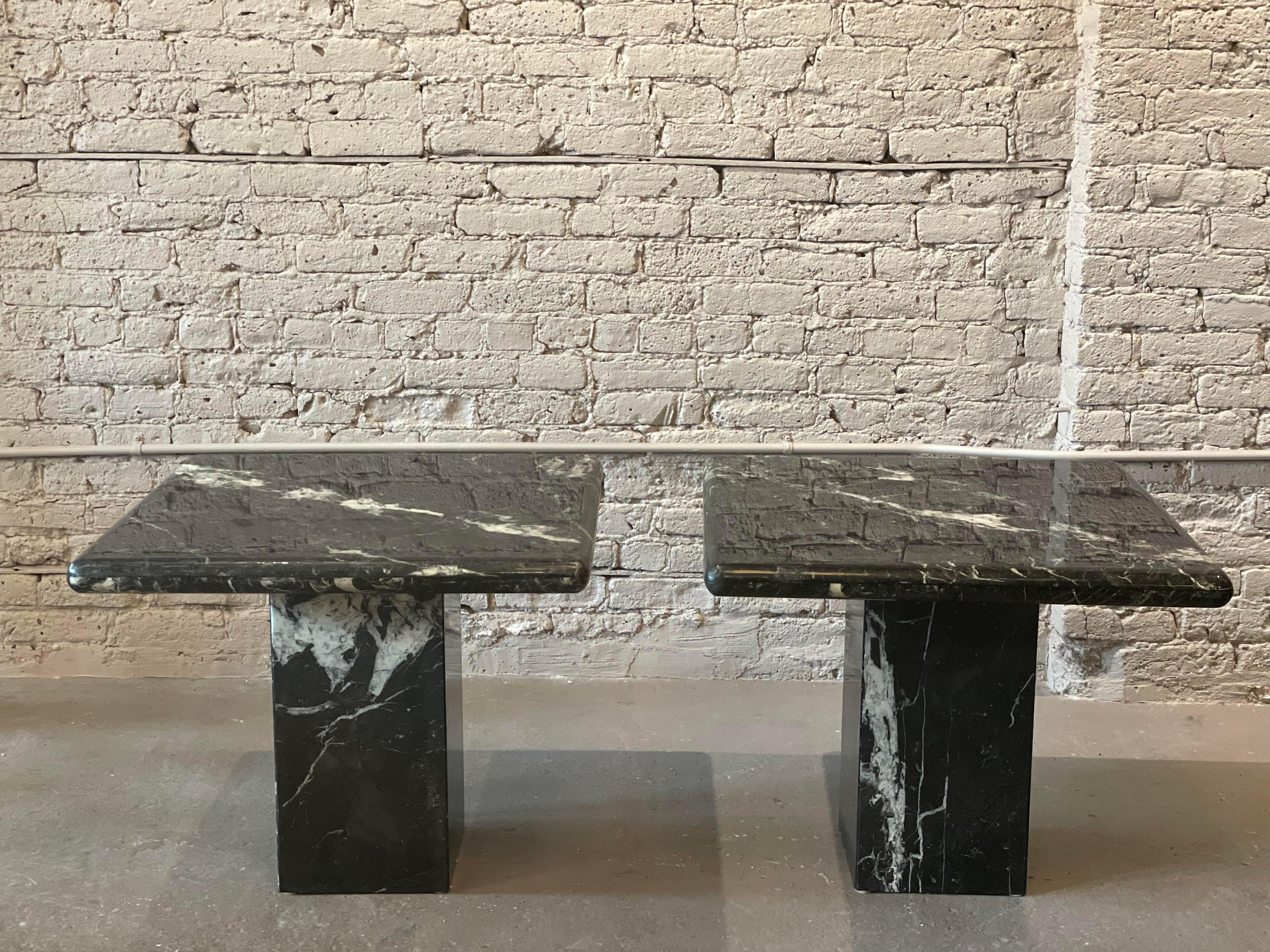 1980s Nero Marquina Black Marble Postmodern Side Tables, a Pair In Good Condition For Sale In Chicago, IL