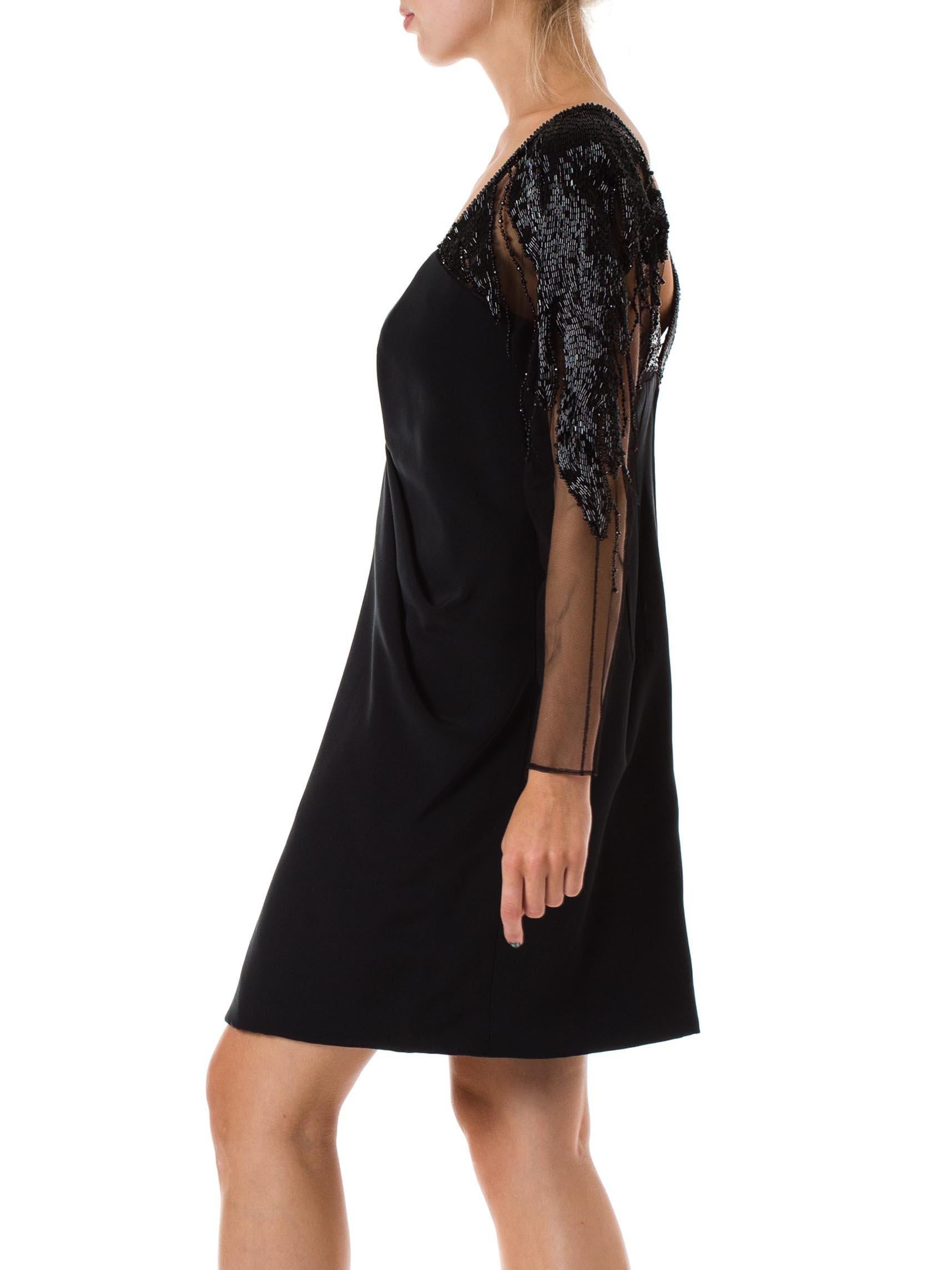 Robe cocktail en rayonne et faille mélangée sur les manches en résille noire transparente perlées, années 1980 Bon état - En vente à New York, NY
