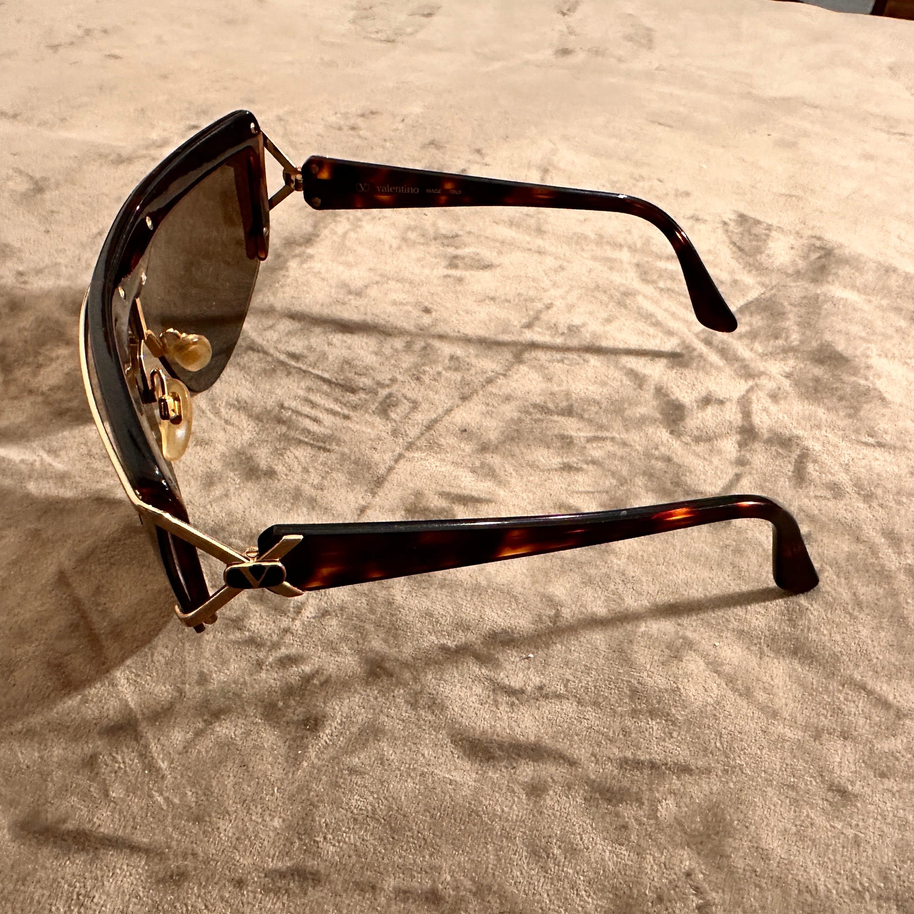 1980s Never Worn Bold Valentino Tortoiseshell Shield Oversized Sunglasses In Excellent Condition For Sale In Aci Castello, IT