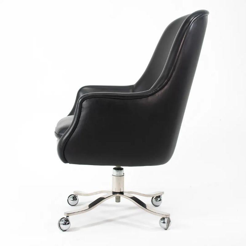 Il s'agit d'une chaise de bureau Alpha bucket originale, conçue par Nicos Zographos en 1964. La pièce a été produite par son homonyme Zographos Designs Limited. Il est doté d'une base en acier inoxydable poli et d'un revêtement en cuir noir fin. La