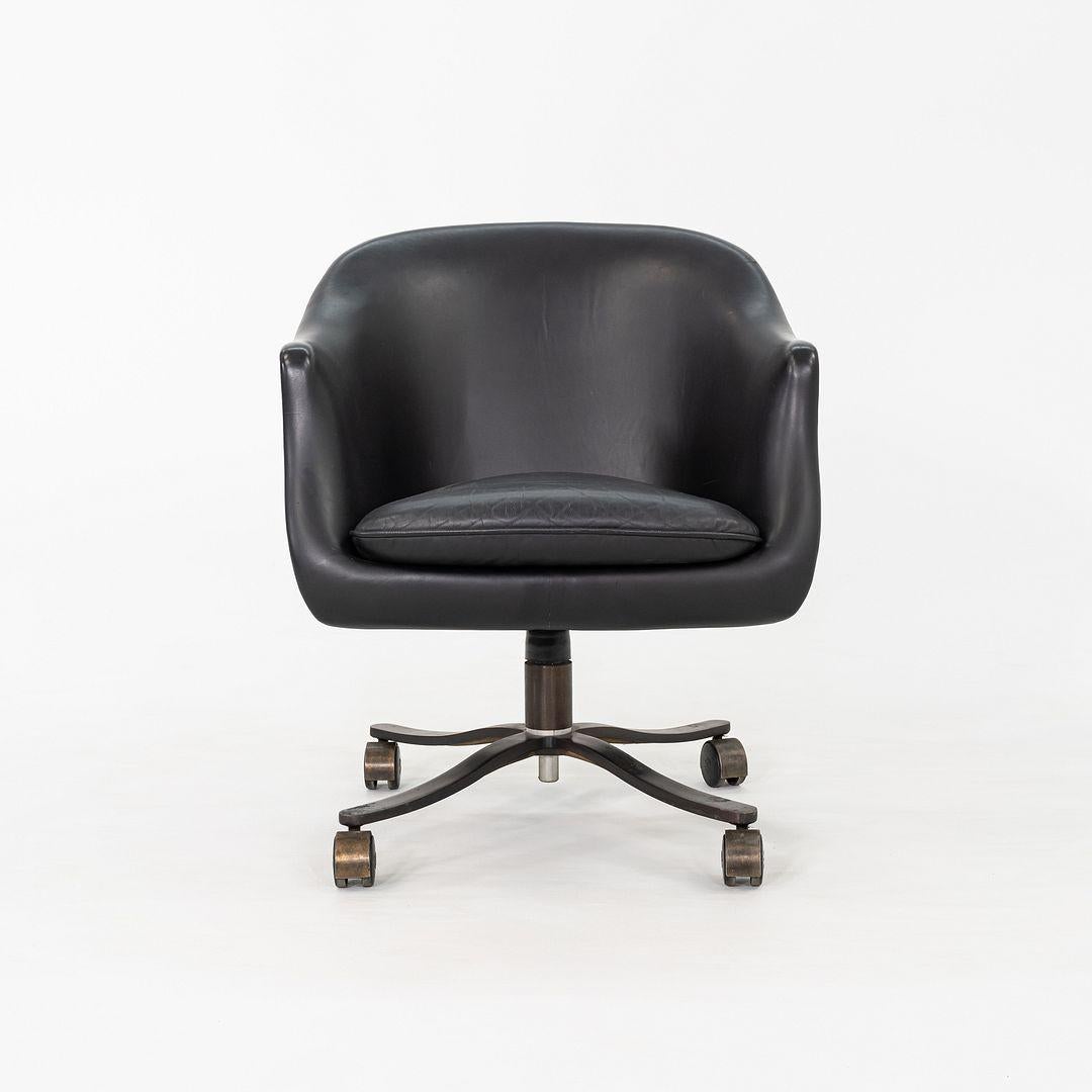 Si tratta delle sedie girevoli CH6 Alpha Bucket, progettate inizialmente da Nicos Zographos nel 1964. Questi esempi risalgono al 1980. Il design prevede una base girevole a 4 stelle in bronzo scuro con rotelle e questi esemplari sono rivestiti in