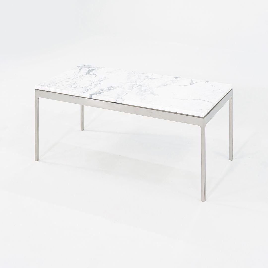 Il s'agit d'une table basse rectangulaire, modèle TA.35.36.72, initialement conçue par Nicos Zographos en 1960. Cette pièce a été produite dans les années 1980 par Zographos Designs Limited aux États-Unis. Il est doté d'une base solide en acier