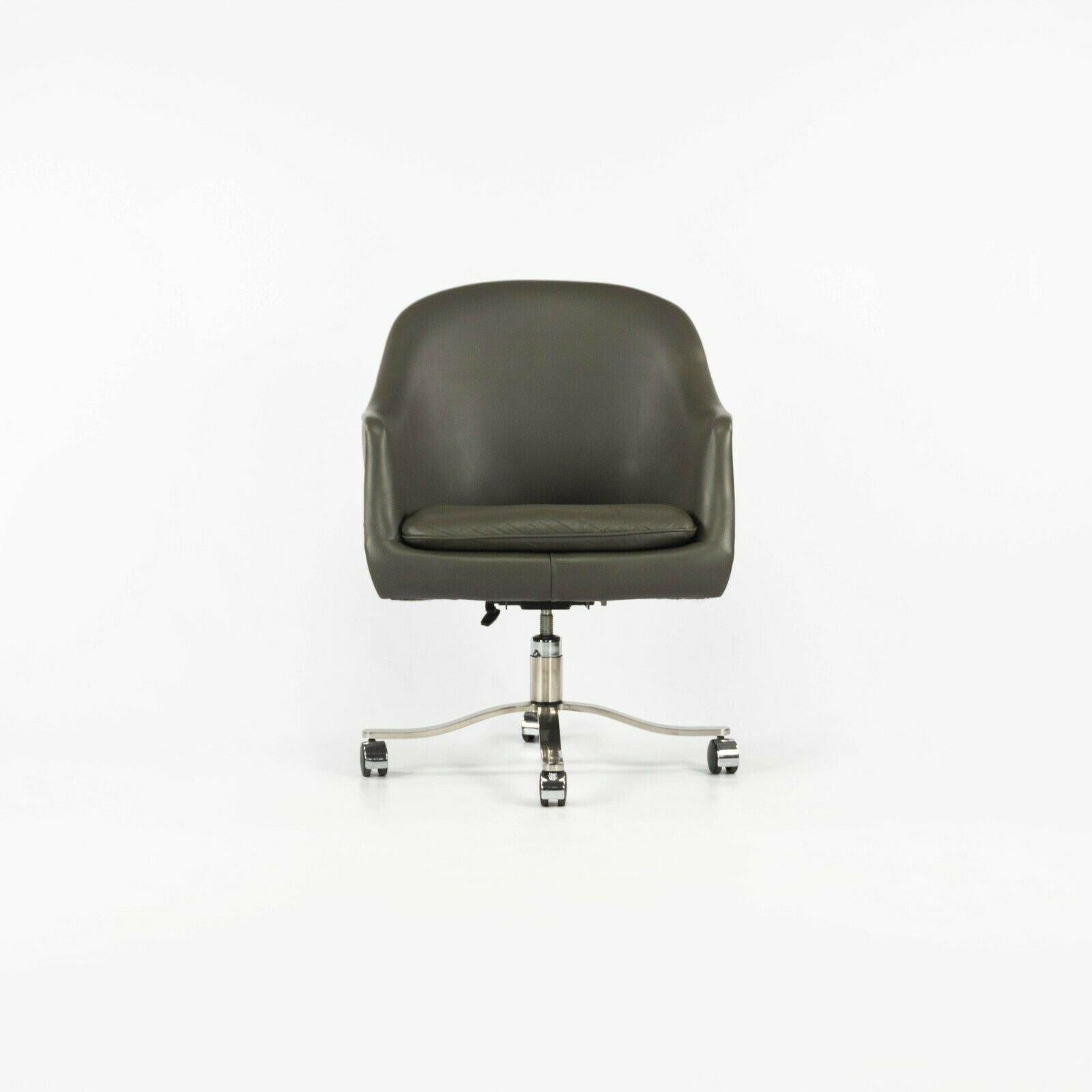 Nous vous proposons à la vente une (le prix indiqué est pour une chaise, mais deux sont disponibles) très rare chaise de bureau à roulettes de Nicos Steele en cuir gris avec des bases alpha en acier inoxydable poli. Les chaises sont en très bon,